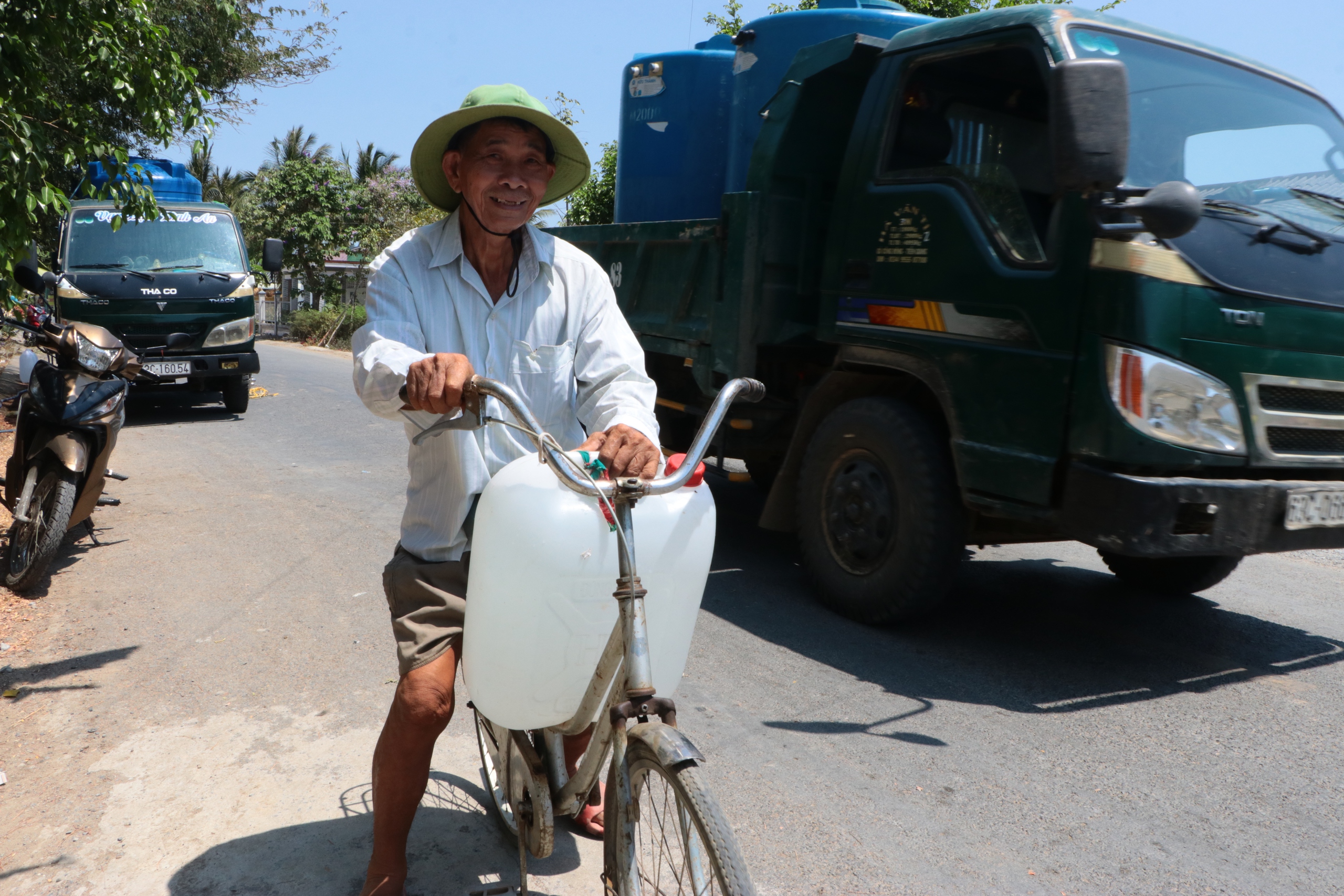 Khốc liệt hạn mặn, mặc nắng hoa cả mắt, dân Tiền Giang trưng dụng xe rùa, ba gác đi lấy nước ngọt- Ảnh 10.