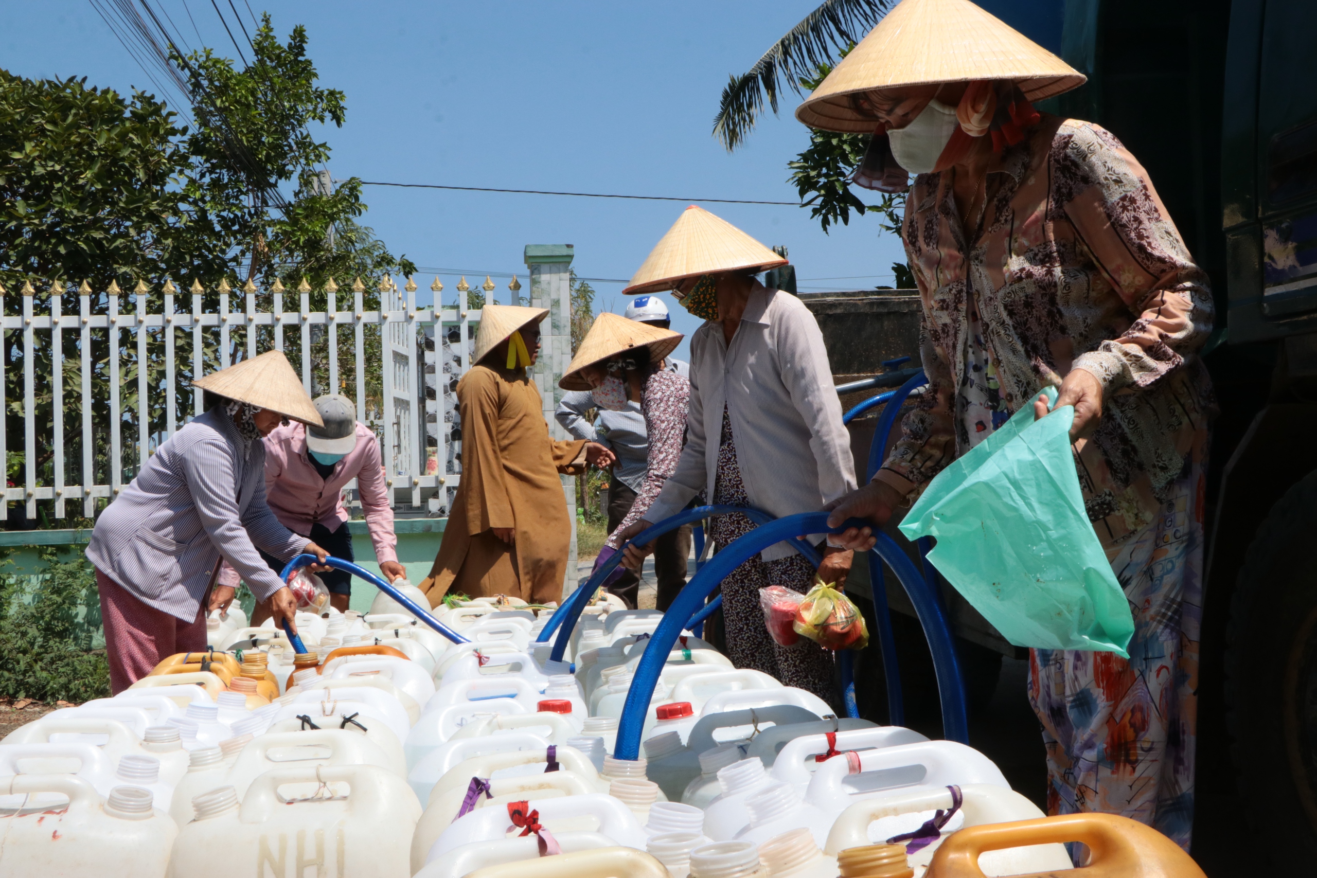 Khốc liệt hạn mặn, mặc nắng hoa cả mắt, dân Tiền Giang trưng dụng xe rùa, ba gác đi lấy nước ngọt- Ảnh 5.
