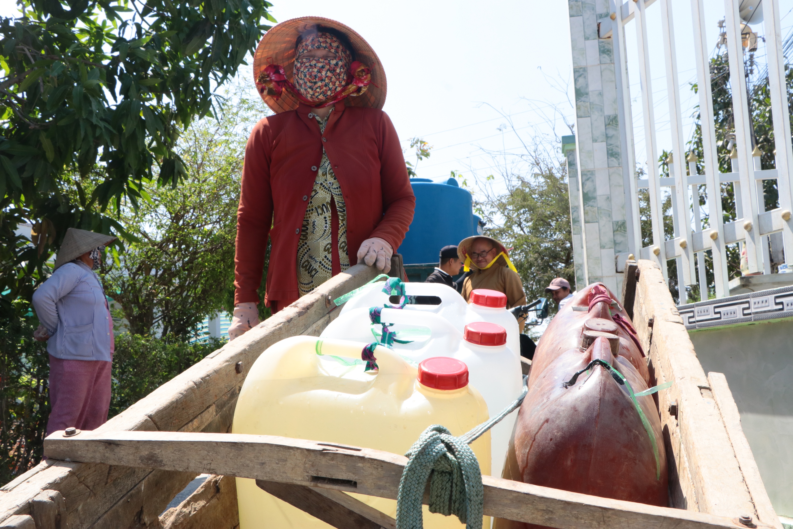 Khốc liệt hạn mặn, mặc nắng hoa cả mắt, dân Tiền Giang trưng dụng xe rùa, ba gác đi lấy nước ngọt- Ảnh 6.