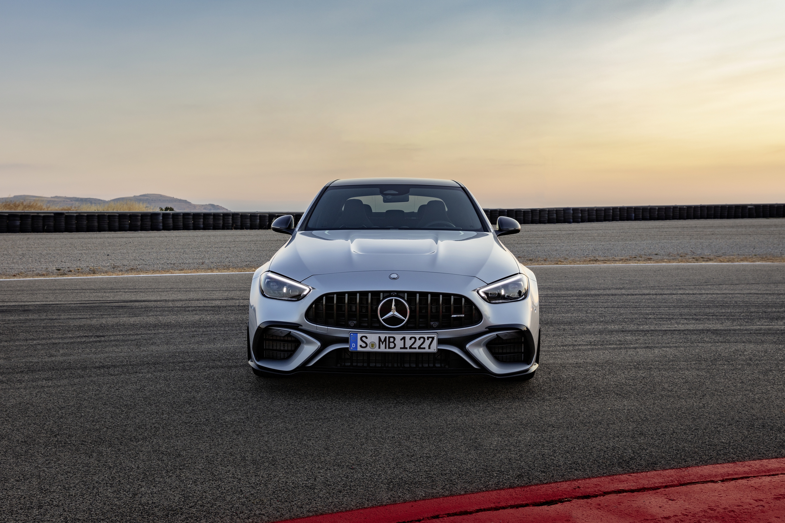 Xe hiệu năng cao Mercedes-AMG C 63 S E Performance chính thức mở đặt cọc tại Việt Nam- Ảnh 2.