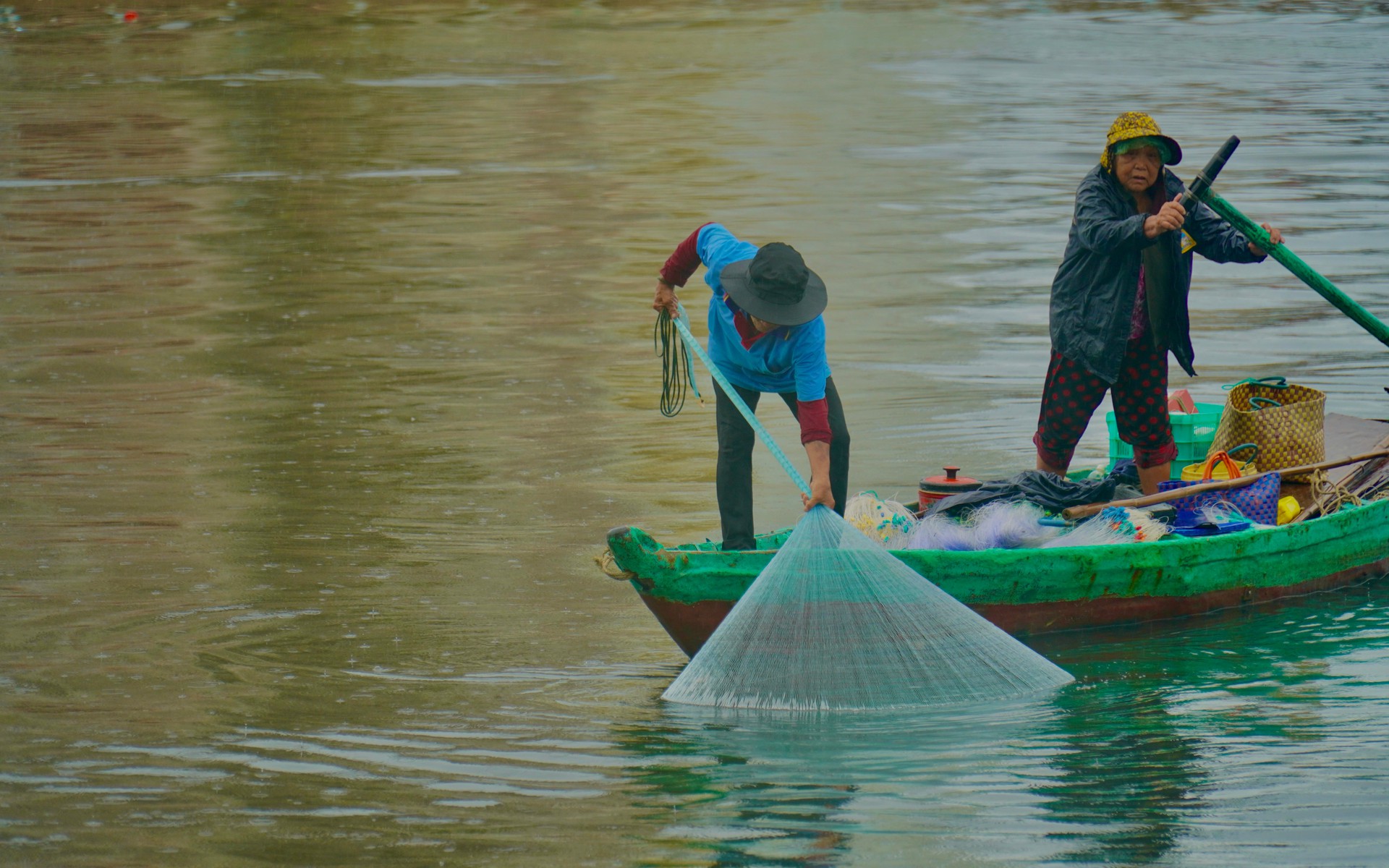 Một dòng sông nổi tiếng dài 76km qua thành phố Phan Phiết của Bình Thuận, có 2 vợ chồng hơn 20 năm đánh cá