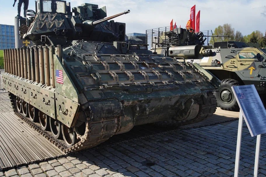 Người dân Nga háo hức xem trưng bày xe tăng Abrams, vũ khí hạng nặng của phương Tây bị hạ ở Ukraine- Ảnh 1.