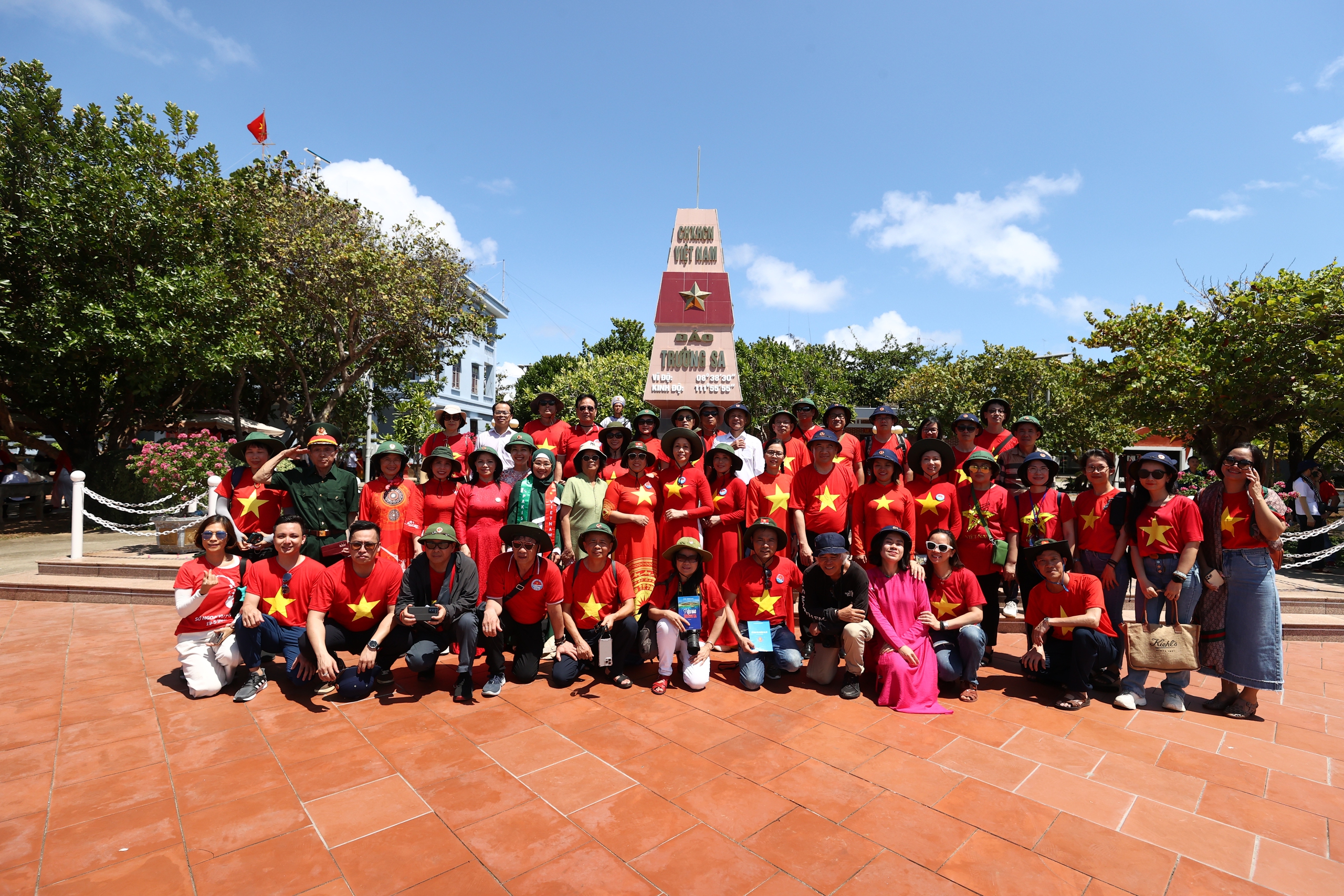 Kiều bào từ 22 quốc gia thăm quân dân Huyện đảo Trường Sa và Nhà giàn DK-I- Ảnh 5.