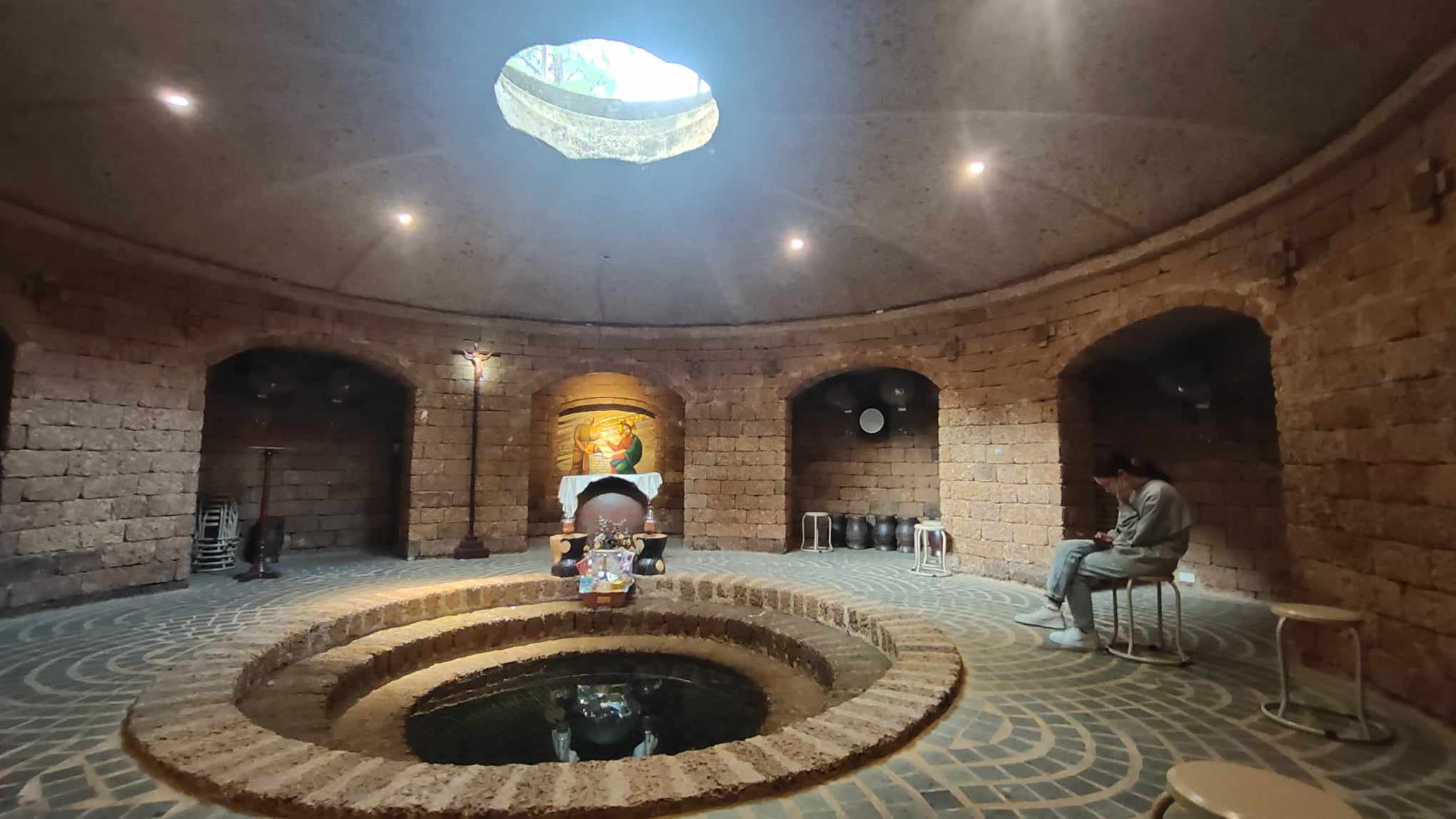Một tu viện ở Ninh Bình bên trong có cái giếng cổ bí ẩn sâu dưới lòng đất, nước mát lạnh đầy ắp quanh năm- Ảnh 3.