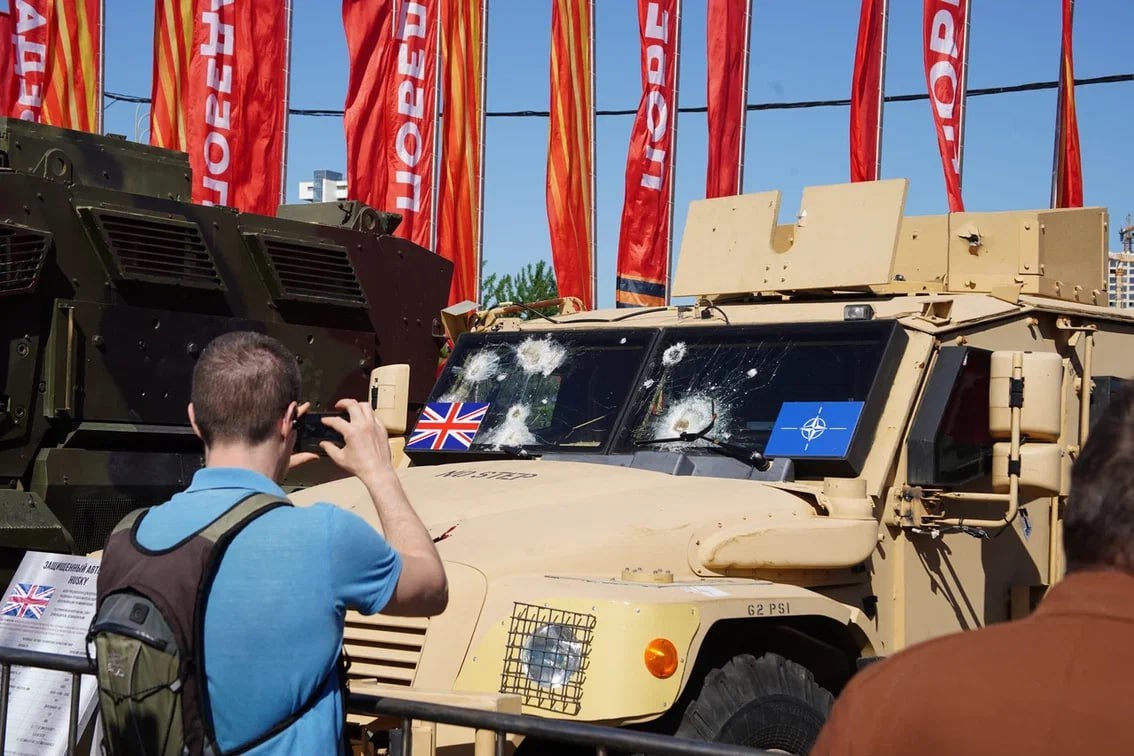 Người dân Nga háo hức xem trưng bày xe tăng Abrams, vũ khí hạng nặng của phương Tây bị hạ ở Ukraine- Ảnh 2.