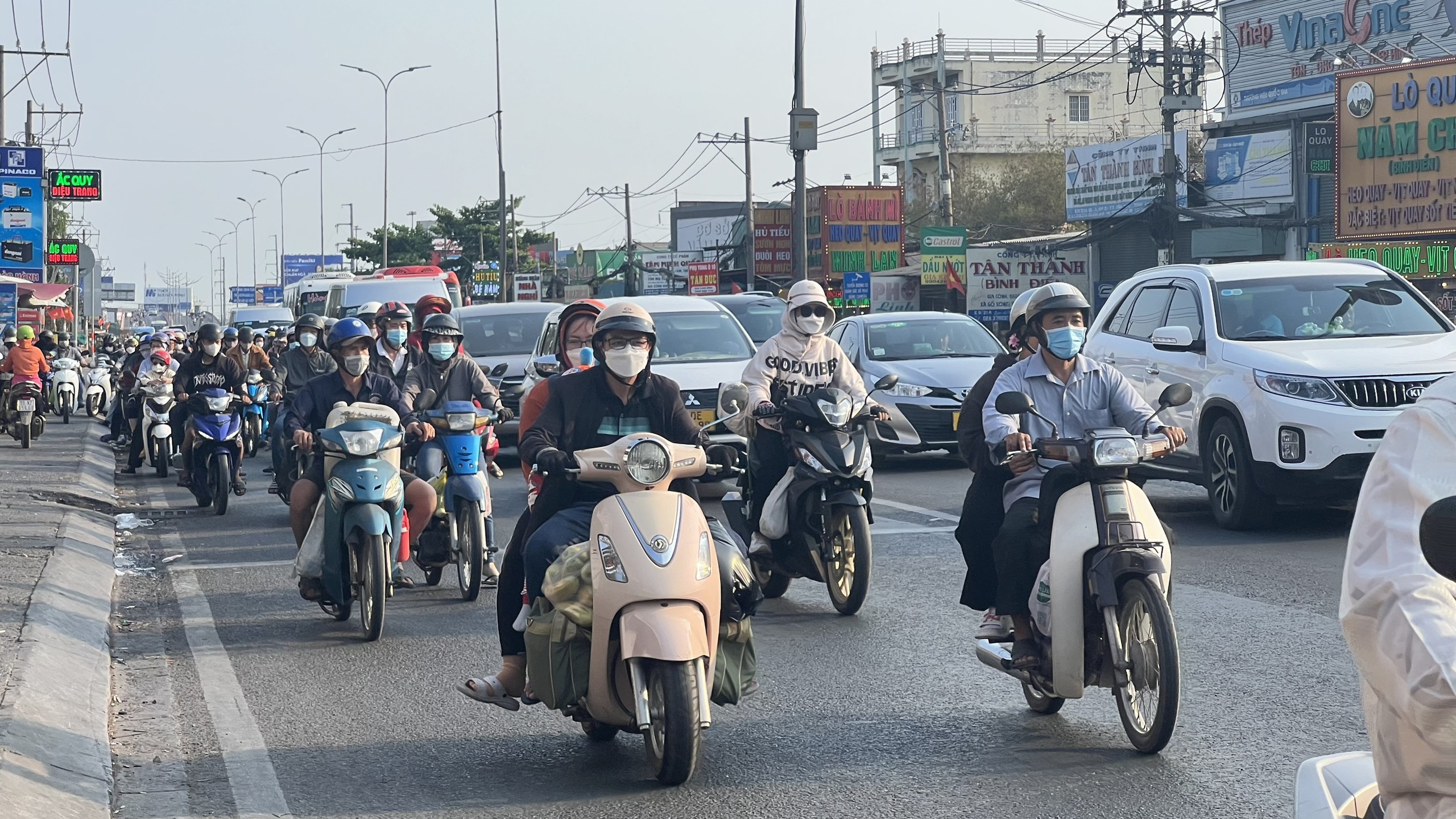 Cảnh trái ngược tại 2 cửa ngõ trong ngày người dân trở lại TP.HCM sau kỳ nghỉ lễ 30/4 - 1/5- Ảnh 5.