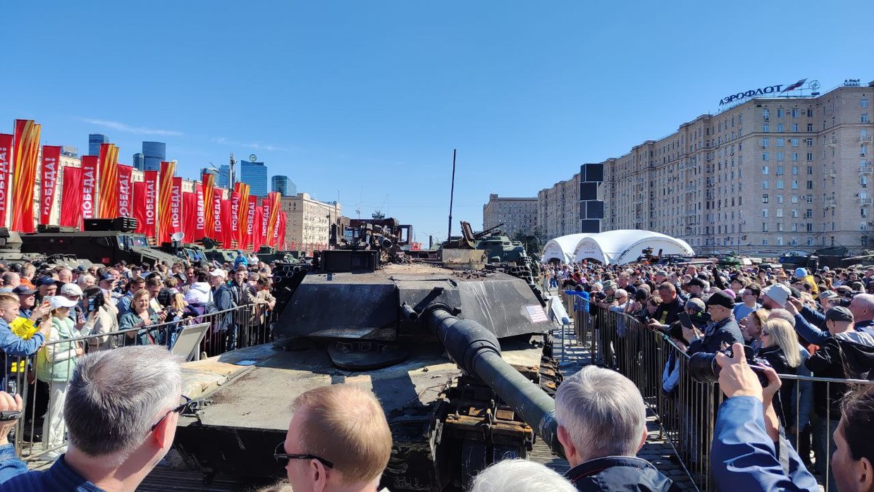 Người dân Nga háo hức xem trưng bày xe tăng Abrams, vũ khí hạng nặng của phương Tây bị hạ ở Ukraine- Ảnh 3.