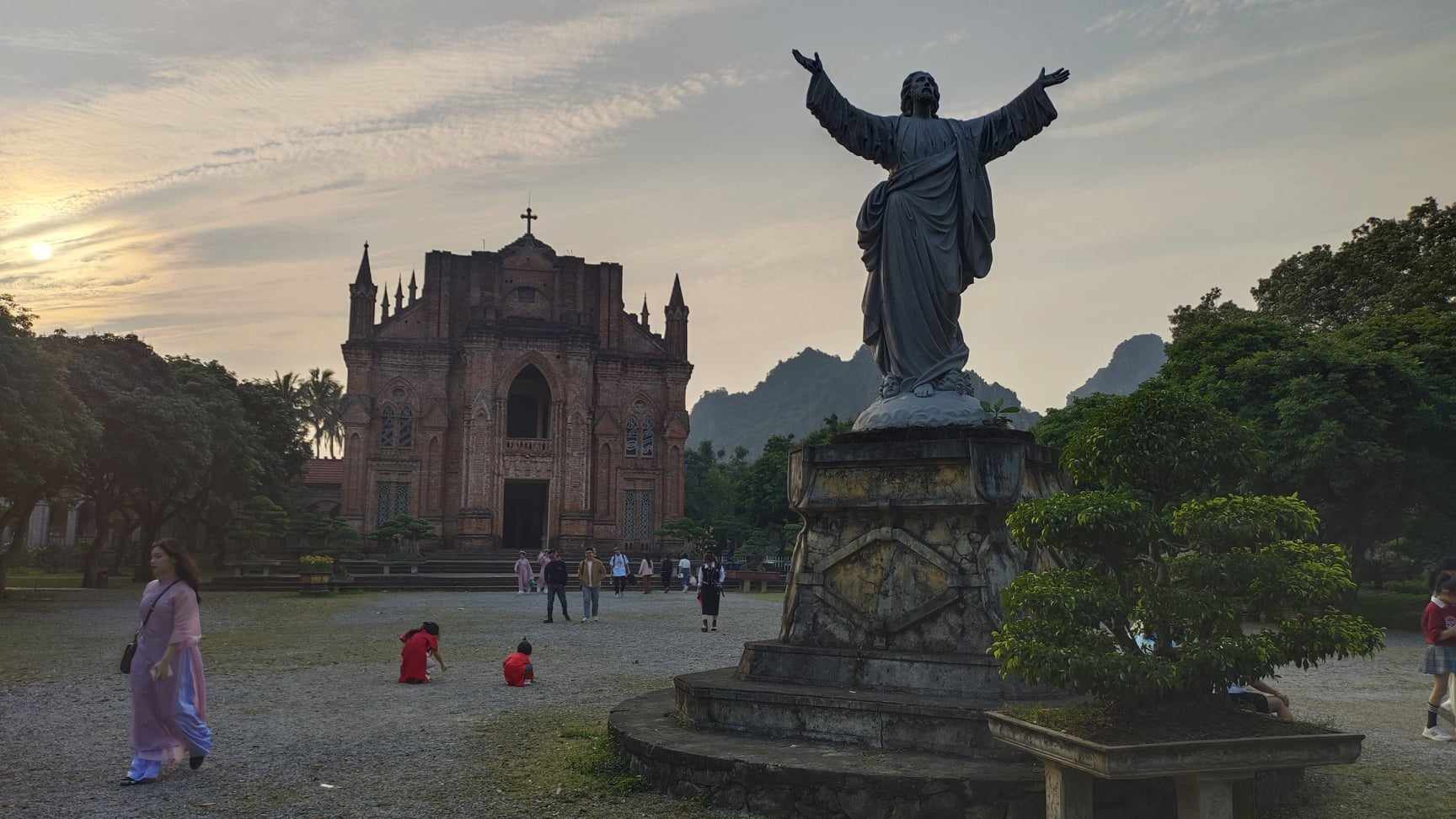 Một tu viện ở Ninh Bình bên trong có cái giếng cổ bí ẩn sâu dưới lòng đất, nước mát lạnh đầy ắp quanh năm- Ảnh 1.