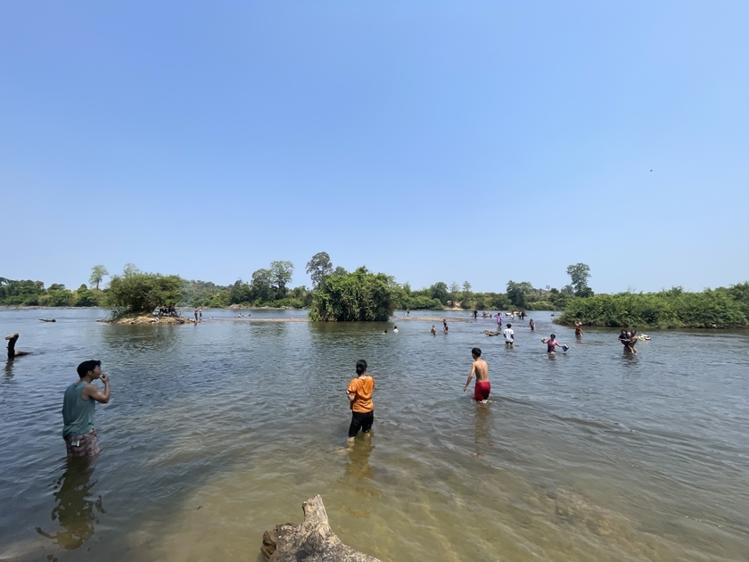 Ở dòng sông nổi tiếng Gia Lai, dân tình nườm nượp lội nước, ra một hòn đảo đốt củi nướng gà- Ảnh 4.