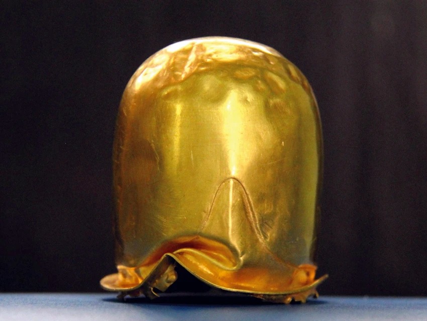 Phát lộ một hiện vật cổ bằng vàng ròng năm 2013 ở tháp Champa tại Bình Thuận, được hộ tống về ngay trong đêm- Ảnh 1.