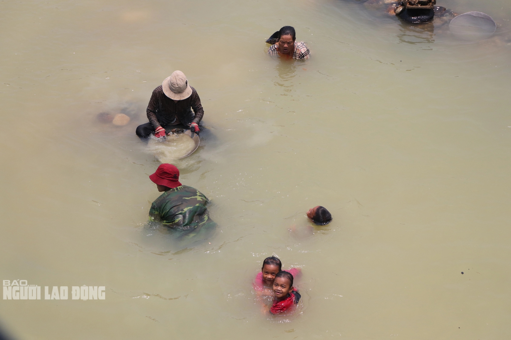 Ở một dòng sông ở Quảng Nam, dân lội mò mẫm đãi cát, tìm được vàng cám, bỏ vô chén sứ mang về nhà- Ảnh 2.
