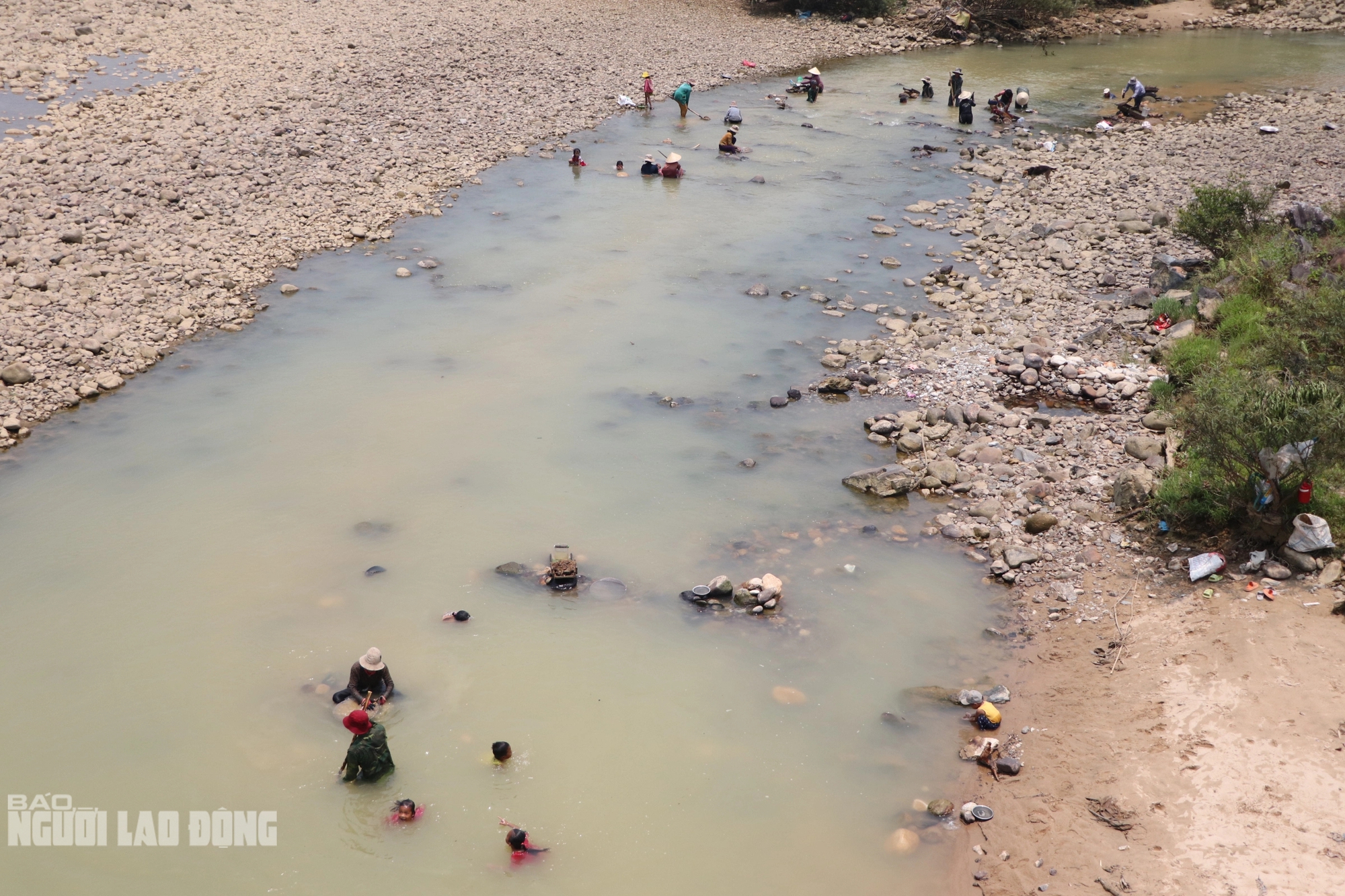 Ở một dòng sông ở Quảng Nam, dân lội mò mẫm đãi cát, tìm được vàng cám, bỏ vô chén sứ mang về nhà- Ảnh 3.