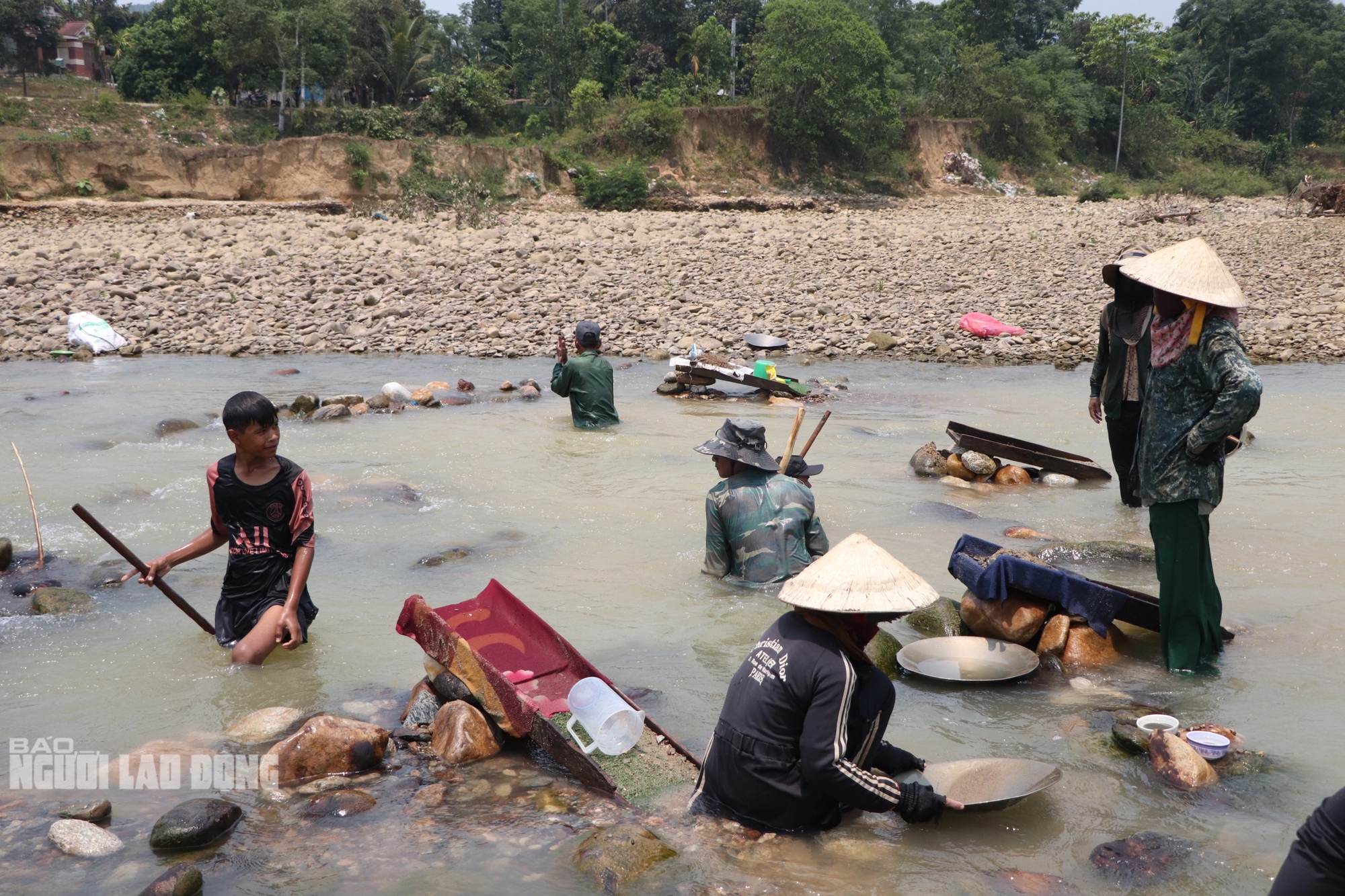 Ở một dòng sông ở Quảng Nam, dân lội mò mẫm đãi cát, tìm được vàng cám, bỏ vô chén sứ mang về nhà- Ảnh 5.