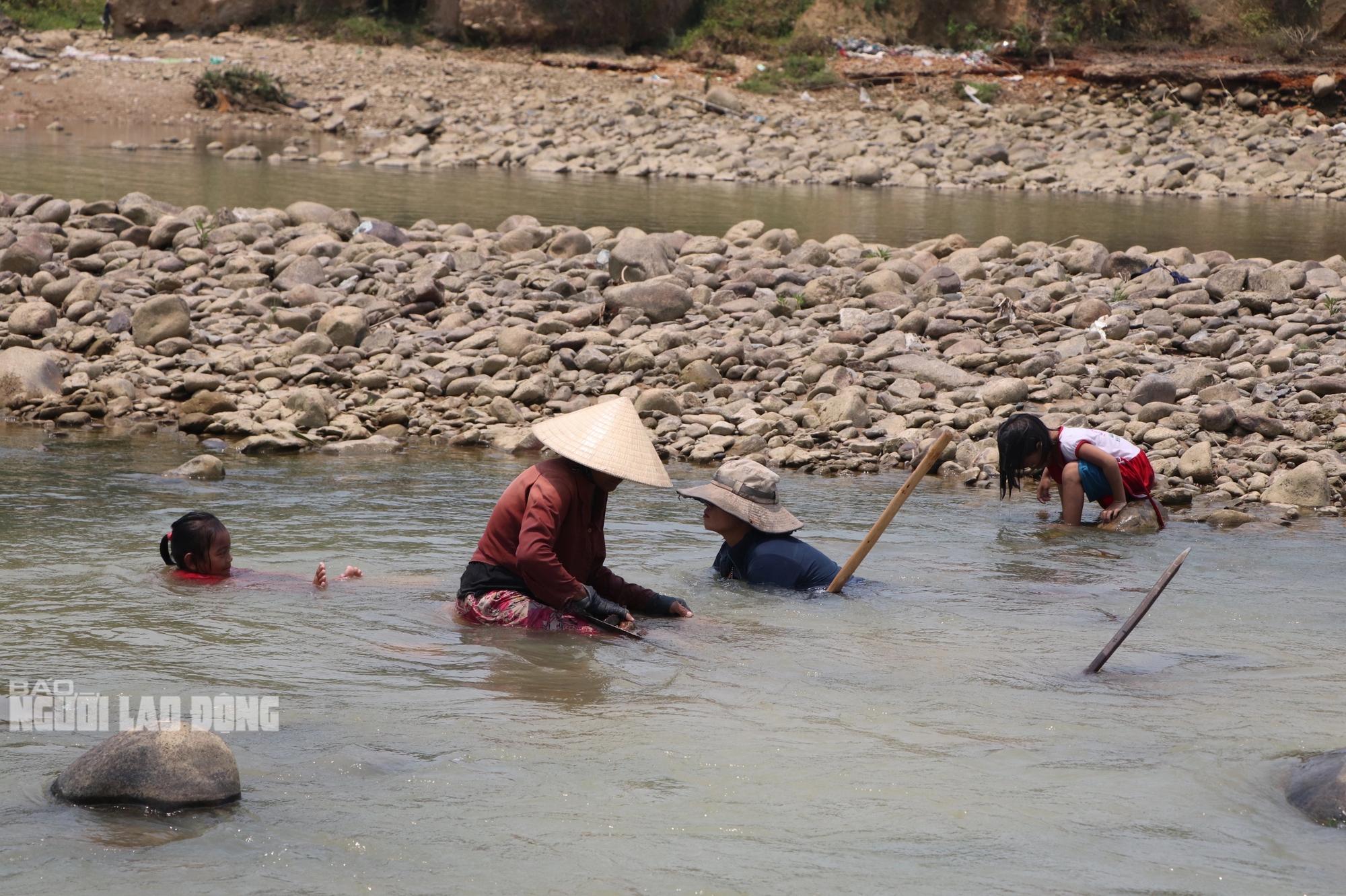 Ở một dòng sông ở Quảng Nam, dân lội mò mẫm đãi cát, tìm được vàng cám, bỏ vô chén sứ mang về nhà- Ảnh 7.