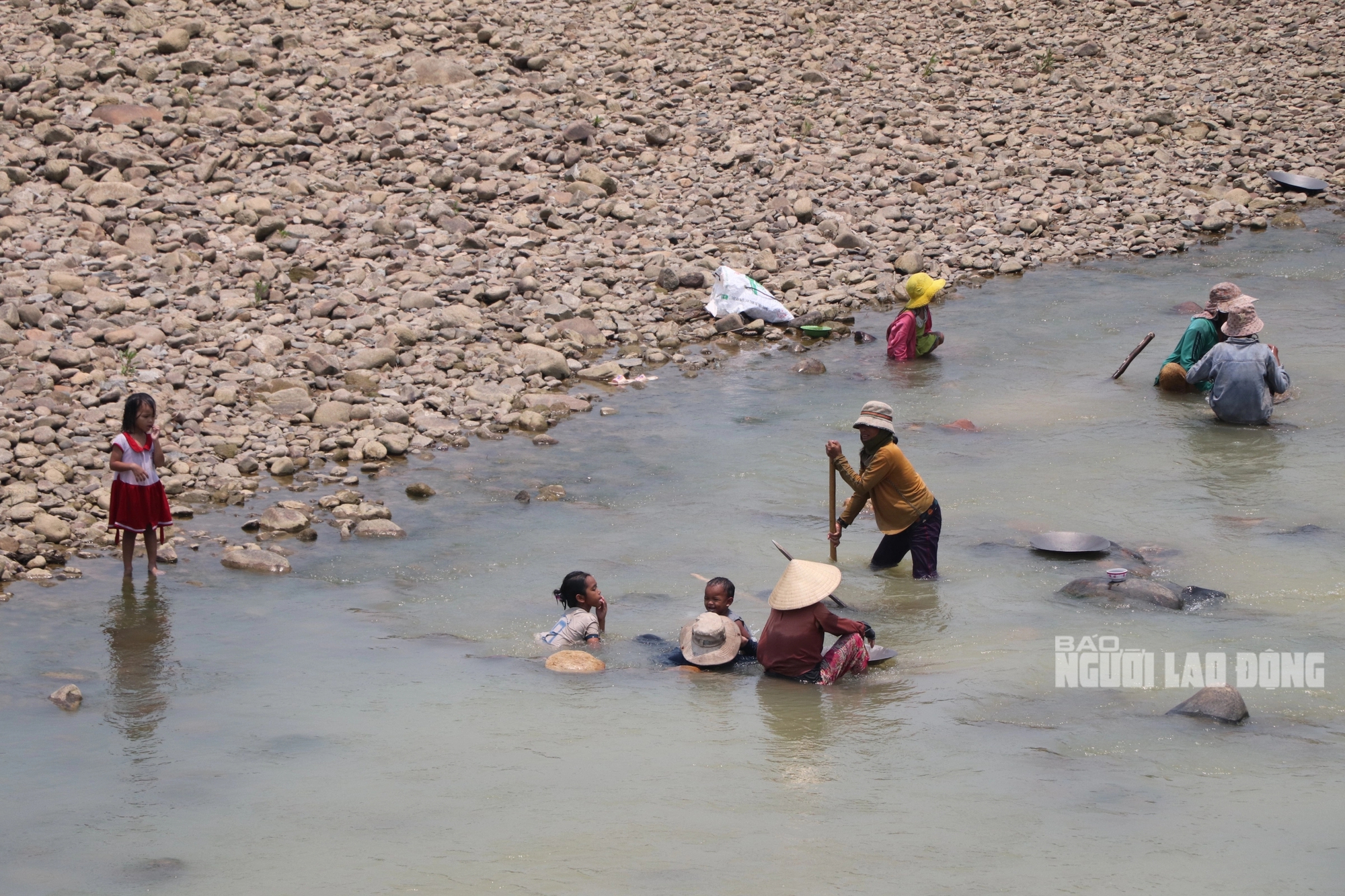 Ở một dòng sông ở Quảng Nam, dân lội mò mẫm đãi cát, tìm được vàng cám, bỏ vô chén sứ mang về nhà- Ảnh 8.