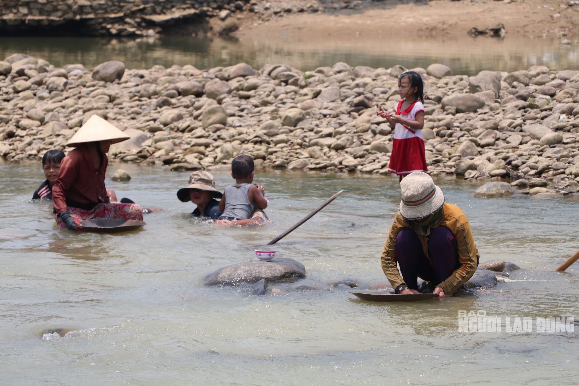 Ở một dòng sông ở Quảng Nam, dân lội mò mẫm đãi cát, tìm được vàng cám, bỏ vô chén sứ mang về nhà- Ảnh 9.