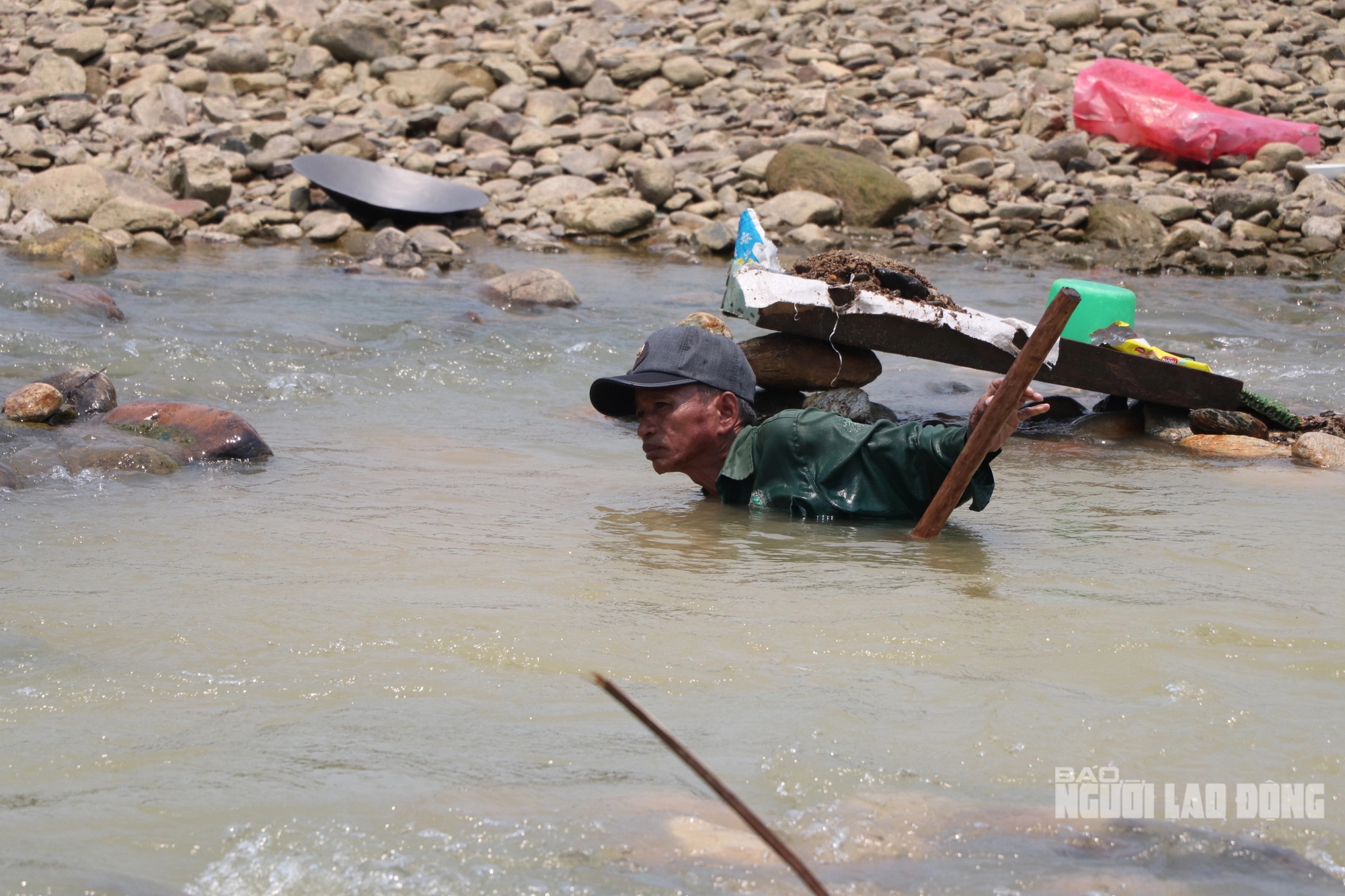 Ở một dòng sông ở Quảng Nam, dân lội mò mẫm đãi cát, tìm được vàng cám, bỏ vô chén sứ mang về nhà- Ảnh 10.