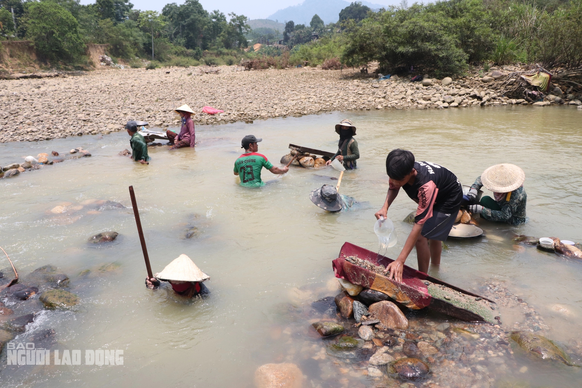 Ở một dòng sông ở Quảng Nam, dân lội mò mẫm đãi cát, tìm được vàng cám, bỏ vô chén sứ mang về nhà- Ảnh 11.