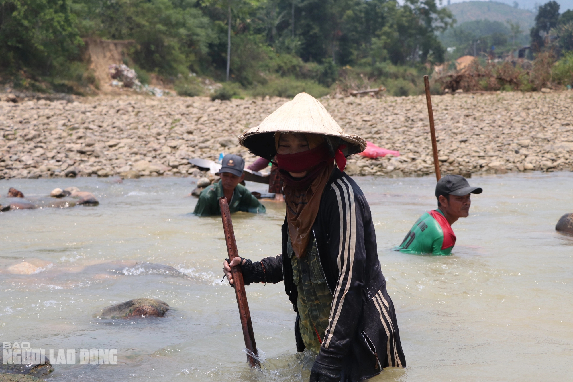 Ở một dòng sông ở Quảng Nam, dân lội mò mẫm đãi cát, tìm được vàng cám, bỏ vô chén sứ mang về nhà- Ảnh 12.