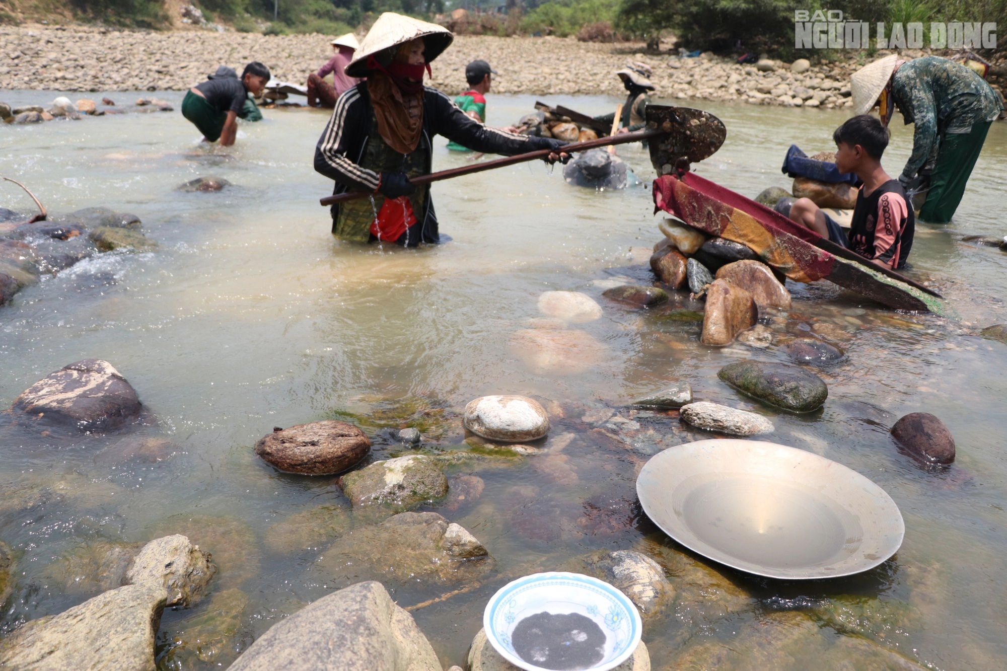 Ở một dòng sông ở Quảng Nam, dân lội mò mẫm đãi cát, tìm được vàng cám, bỏ vô chén sứ mang về nhà- Ảnh 14.