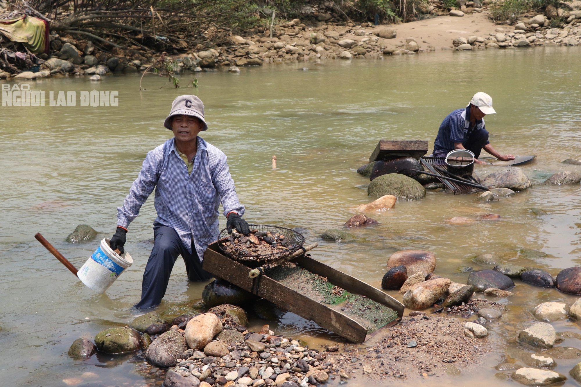 Ở một dòng sông ở Quảng Nam, dân lội mò mẫm đãi cát, tìm được vàng cám, bỏ vô chén sứ mang về nhà- Ảnh 15.