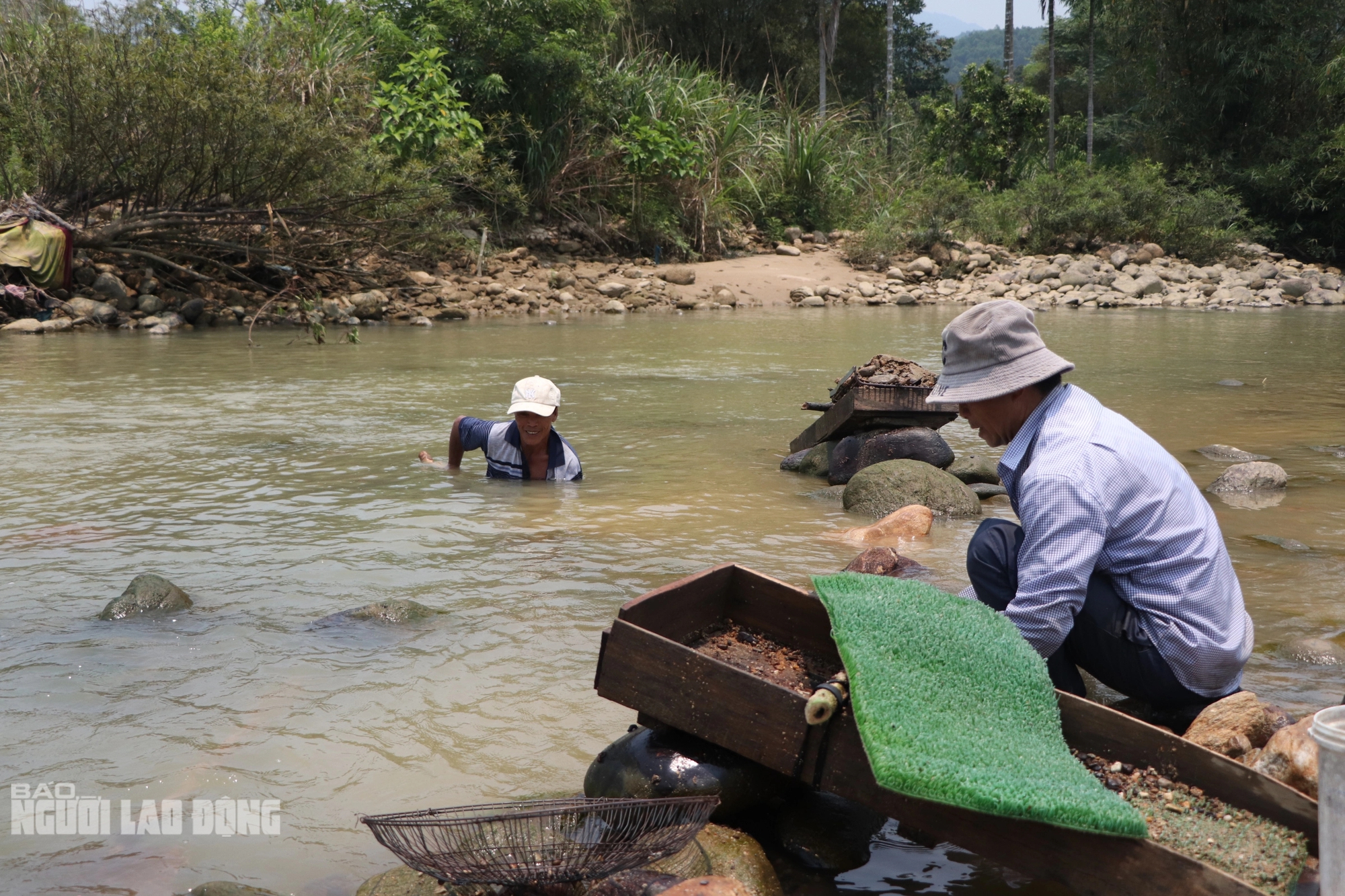 Ở một dòng sông ở Quảng Nam, dân lội mò mẫm đãi cát, tìm được vàng cám, bỏ vô chén sứ mang về nhà- Ảnh 16.