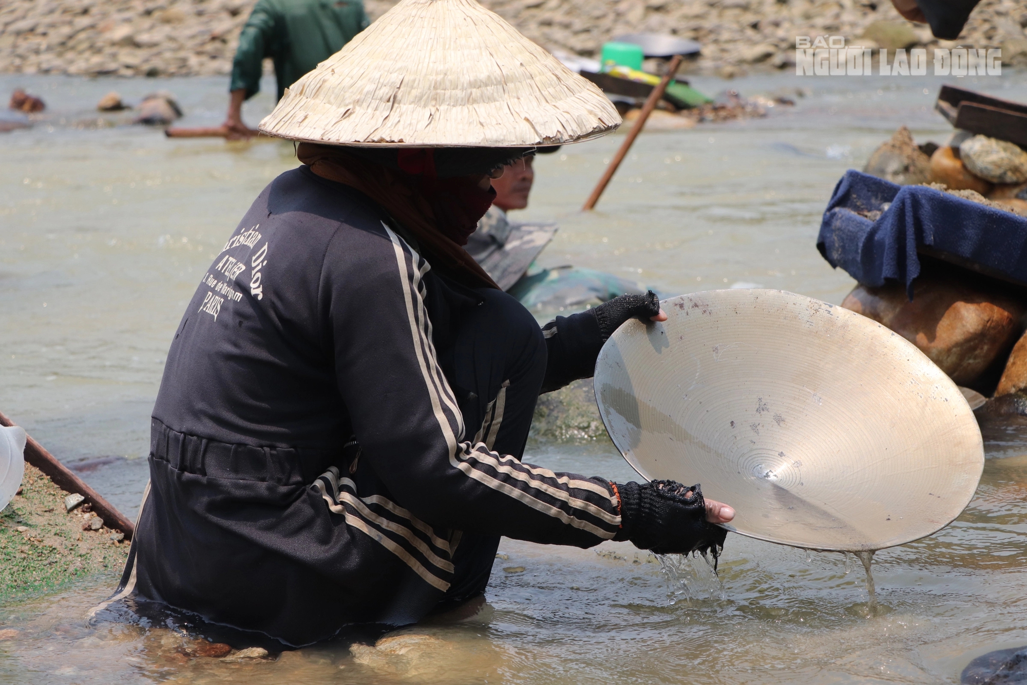 Ở một dòng sông ở Quảng Nam, dân lội mò mẫm đãi cát, tìm được vàng cám, bỏ vô chén sứ mang về nhà- Ảnh 18.