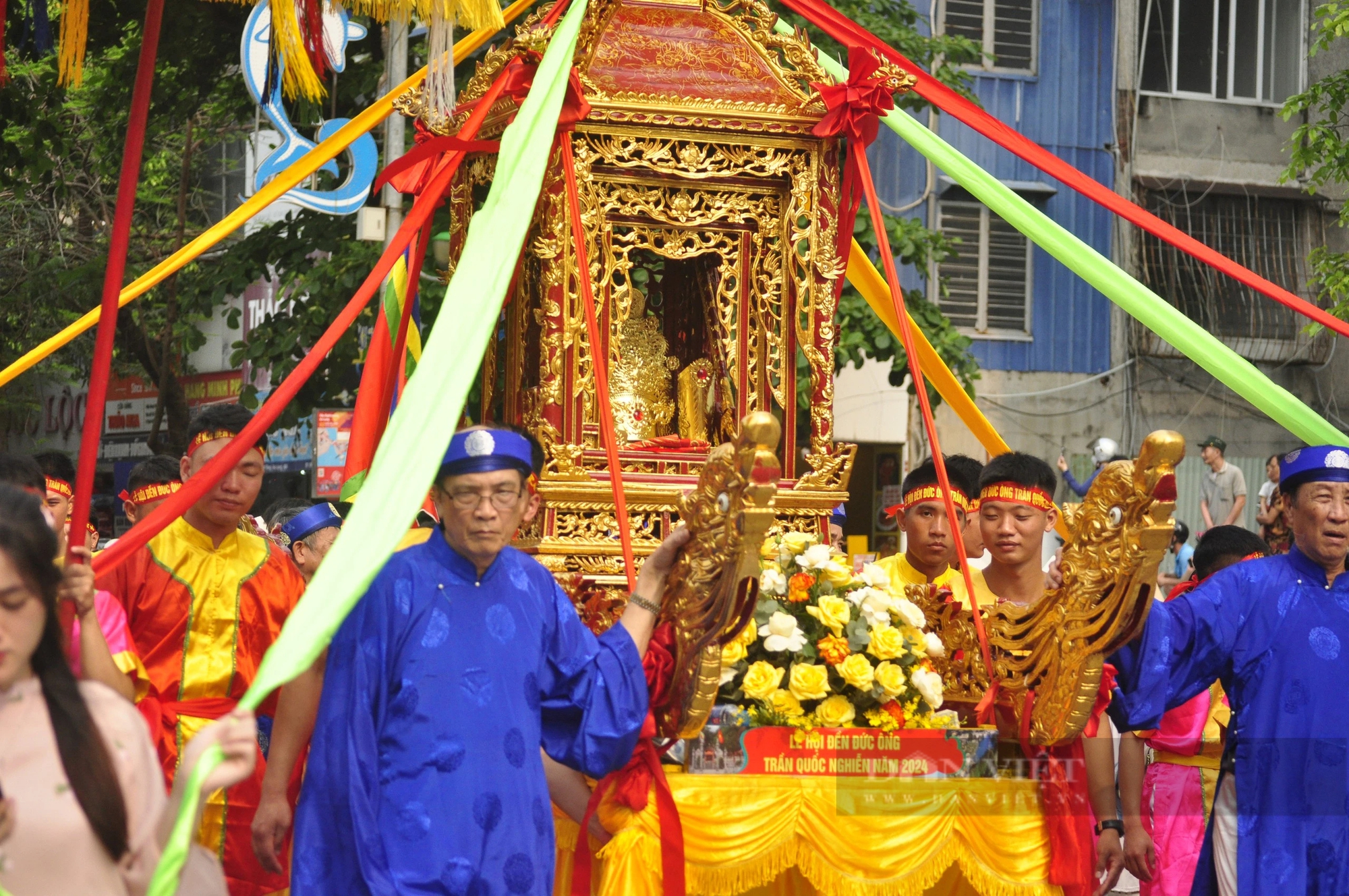 Theo chân theo đoàn rước Đức Ông Trần Quốc Nghiễn vi hành cung đường ngắm hoàng hôn đẹp nhất Hạ Long- Ảnh 8.