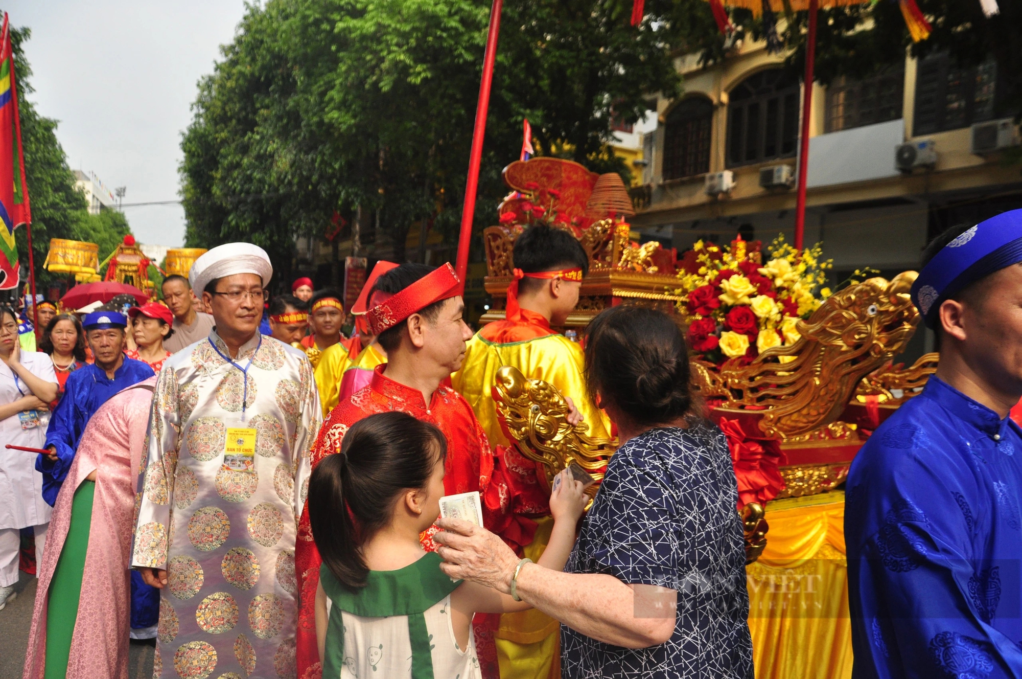 Theo chân đoàn rước Đức Ông Trần Quốc Nghiễn vi hành cung đường ngắm hoàng hôn đẹp nhất Hạ Long- Ảnh 9.