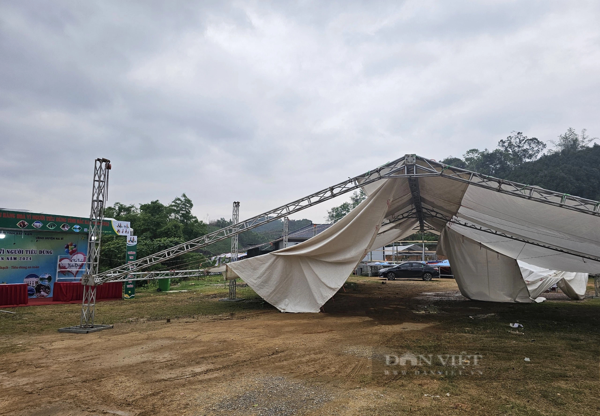 Mưa dông tại Bắc Kạn khiến hơn 300 ngôi nhà bị tốc mái, chợ tình Xuân Dương hư hỏng nặng- Ảnh 3.