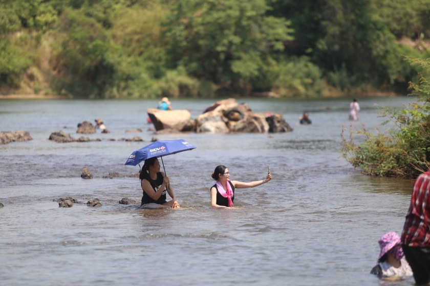 Ở dòng sông nổi tiếng Gia Lai, dân tình nườm nượp lội nước, ra một hòn đảo đốt củi nướng gà- Ảnh 3.