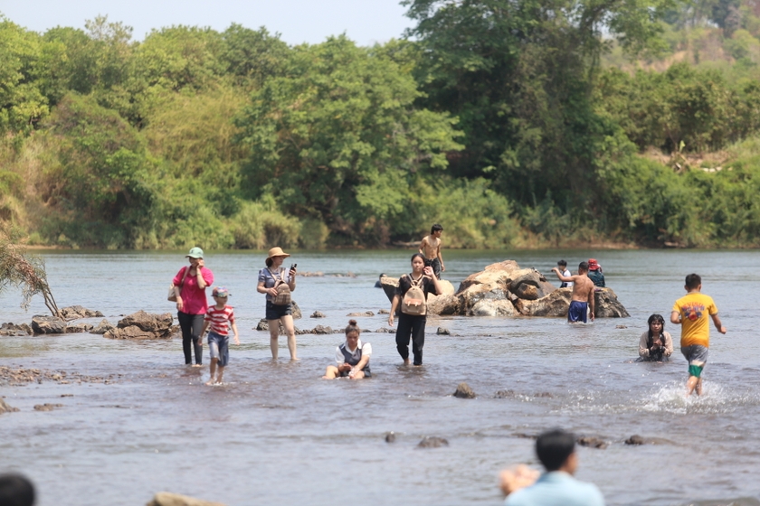 Ở dòng sông nổi tiếng Gia Lai, dân tình nườm nượp lội nước, ra một hòn đảo đốt củi nướng gà- Ảnh 9.