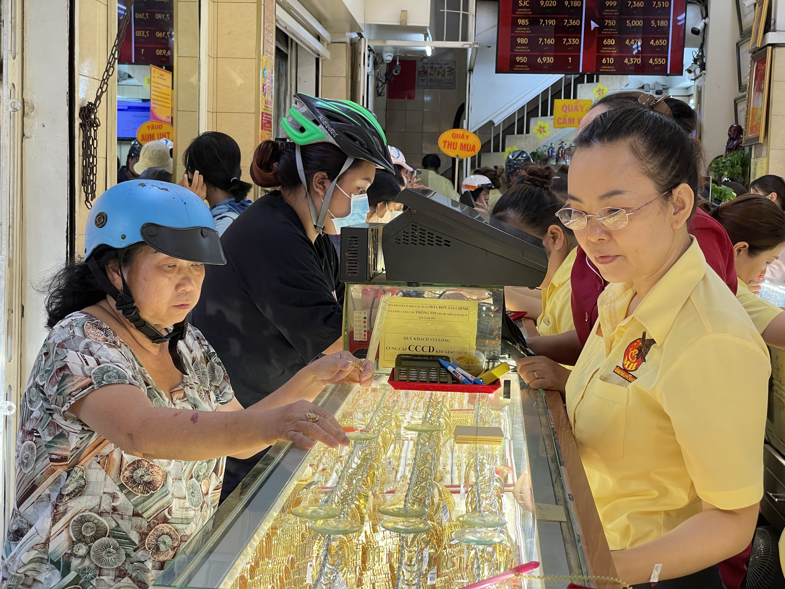 Xếp hàng cả tiếng chờ mua vàng, nhấp nhổm, thót tim theo giá vàng tăng giảm điên cuồng- Ảnh 9.