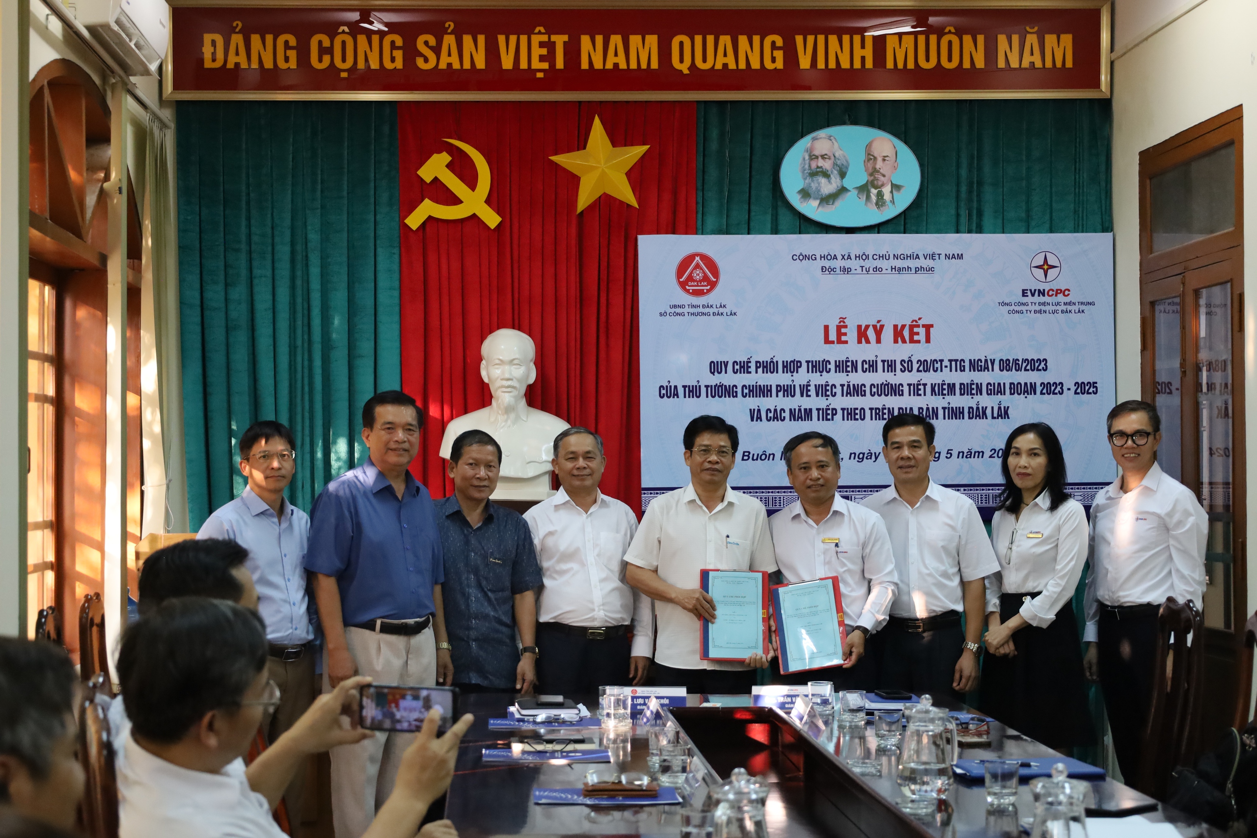 Sở Công Thương tỉnh Đắk Lắk và PC Đắk Lắk ký kết Quy chế phối hợp trong tăng cường tiết kiệm điện giai đoạn 2023-2025- Ảnh 1.