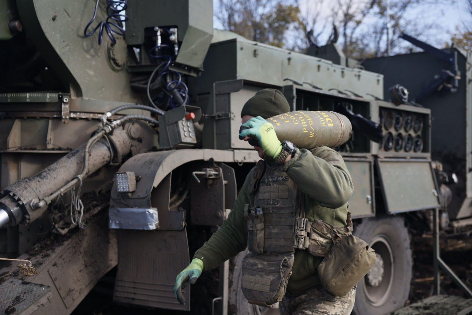 Mỹ rót thêm viện trợ vũ khí khẩn cấp khổng lồ giúp Ukraine chặn đà tiến của quân Nga- Ảnh 1.