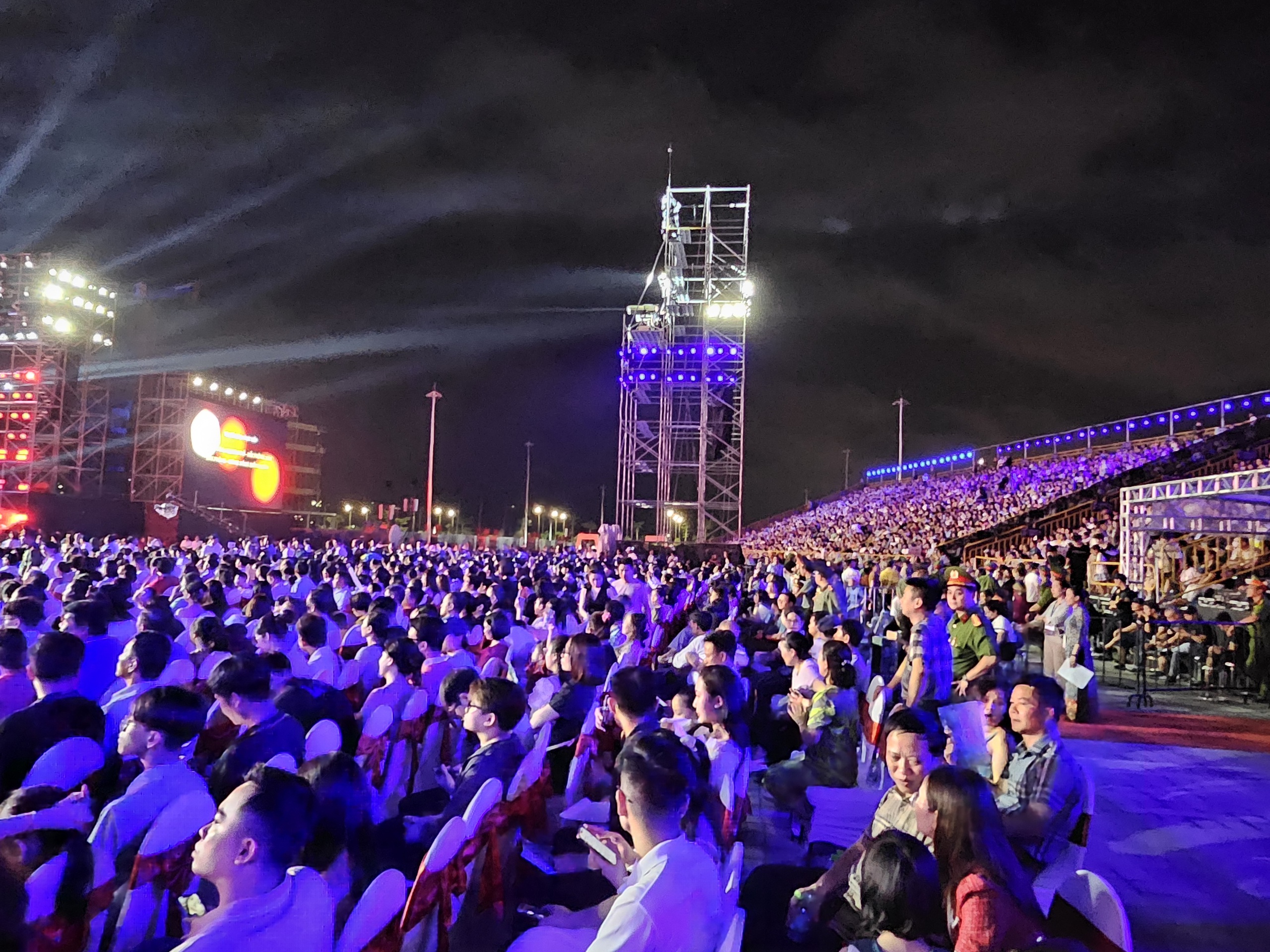 Lễ hội Hoa Phượng Đỏ Hải Phòng 2024: Hoành tráng, rực rỡ, lung linh sắc màu- Ảnh 4.