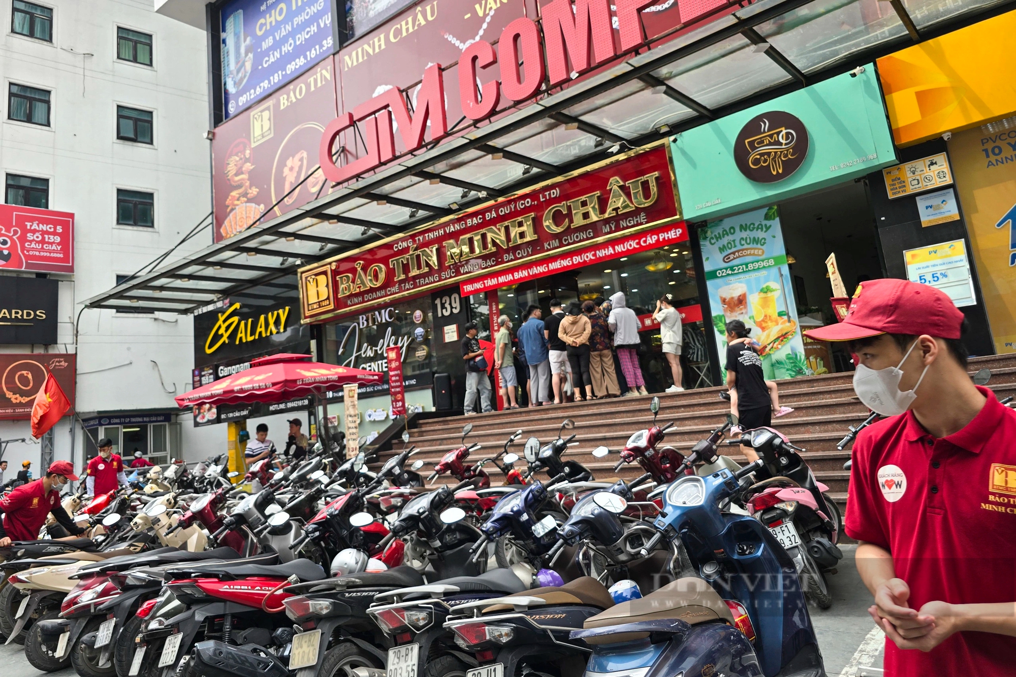 Tiệm vàng ở Hà Nội quá tải từ khi chưa mở quầy giao dịch, khách hàng bị giới hạn mua tối đa 2 cây - Ảnh 2.