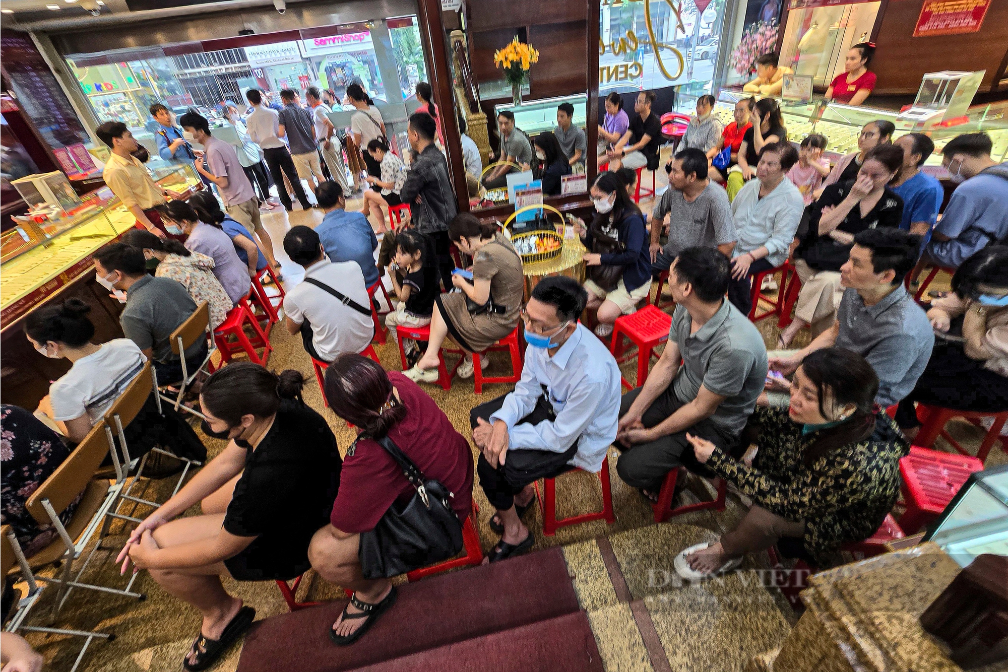 Tiệm vàng ở Hà Nội quá tải từ khi chưa mở quầy giao dịch, khách hàng bị giới hạn mua tối đa 2 cây - Ảnh 3.