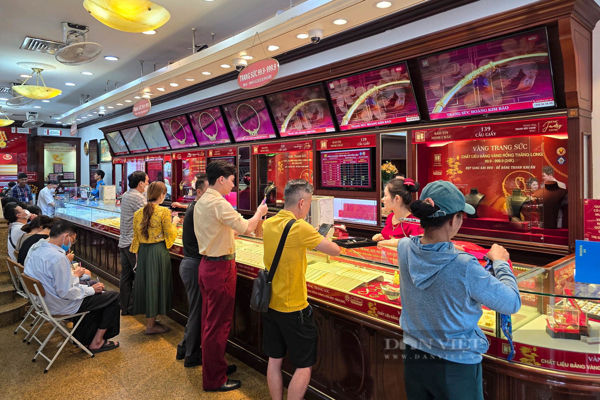 Tiệm vàng ở Hà Nội quá tải từ khi chưa mở quầy giao dịch, khách hàng bị giới hạn mua tối đa 2 cây - Ảnh 4.