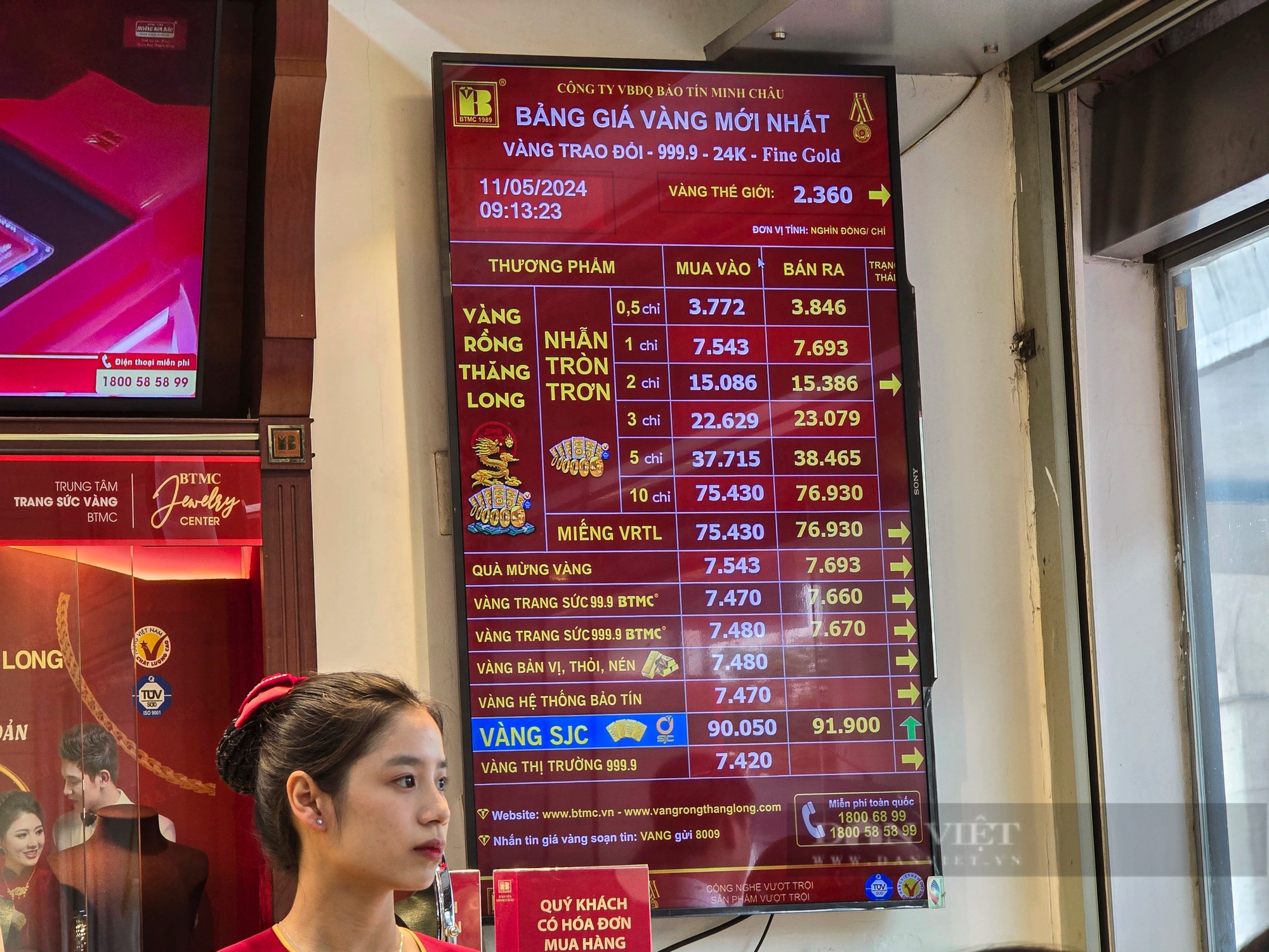 Tiệm vàng ở Hà Nội quá tải từ khi chưa mở quầy giao dịch, khách hàng bị giới hạn mua tối đa 2 cây - Ảnh 6.