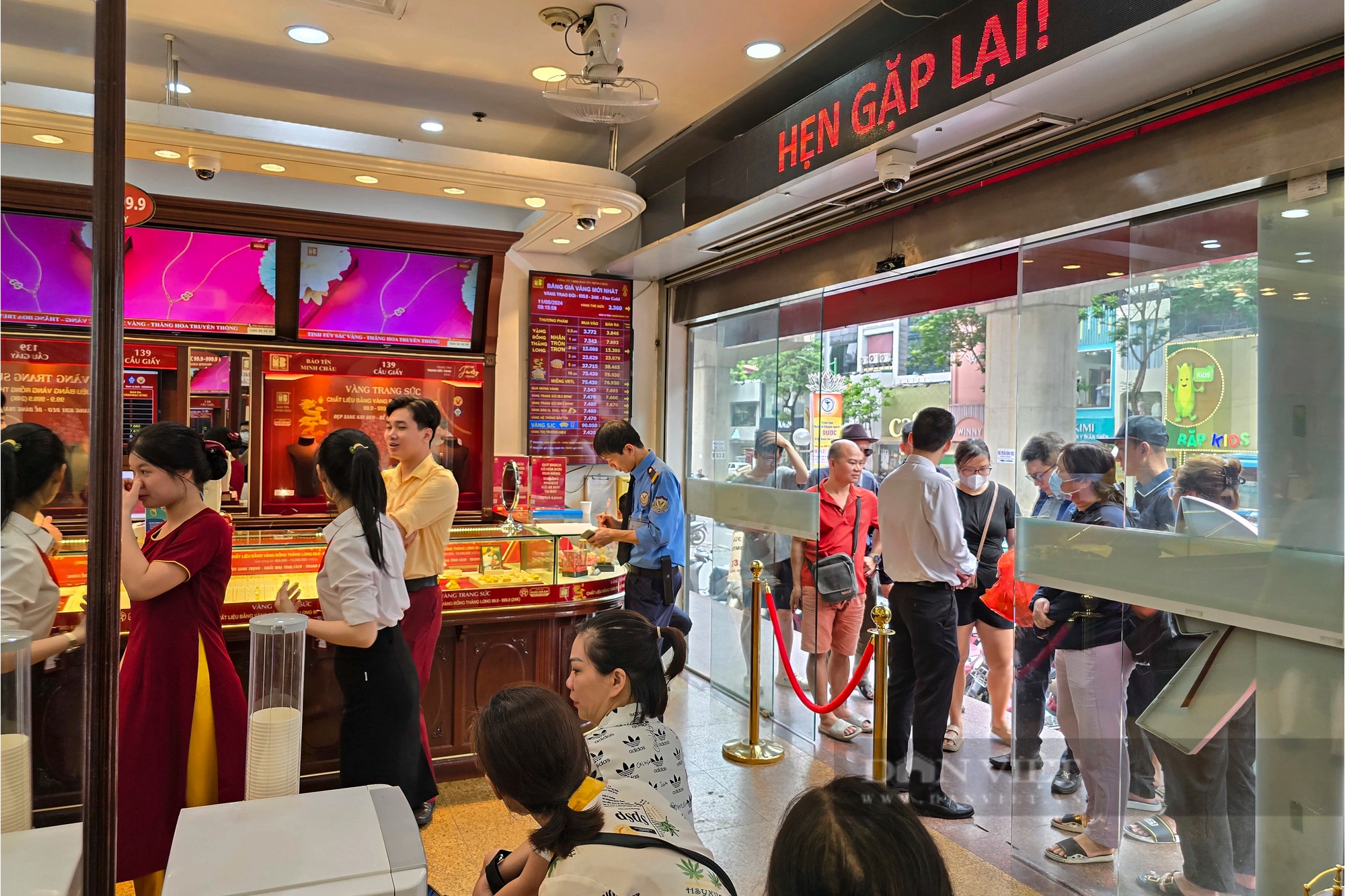 Tiệm vàng ở Hà Nội quá tải từ khi chưa mở quầy giao dịch, khách hàng bị giới hạn mua tối đa 2 cây - Ảnh 9.
