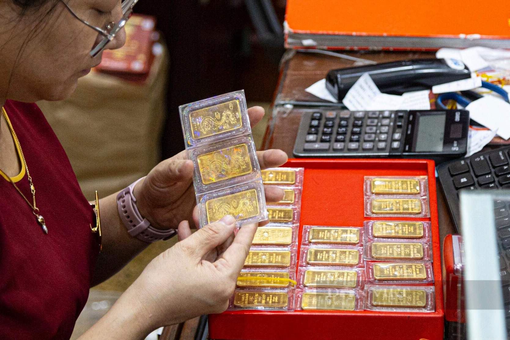 Tiệm vàng ở Hà Nội quá tải từ khi chưa mở quầy giao dịch, khách hàng bị giới hạn mua tối đa 2 cây - Ảnh 10.