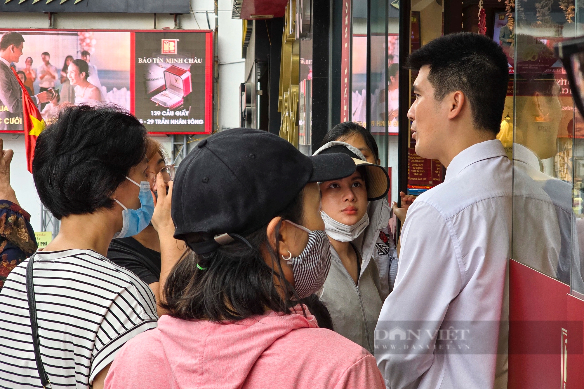 Tiệm vàng ở Hà Nội quá tải từ khi chưa mở quầy giao dịch, khách hàng bị giới hạn mua tối đa 2 cây - Ảnh 11.