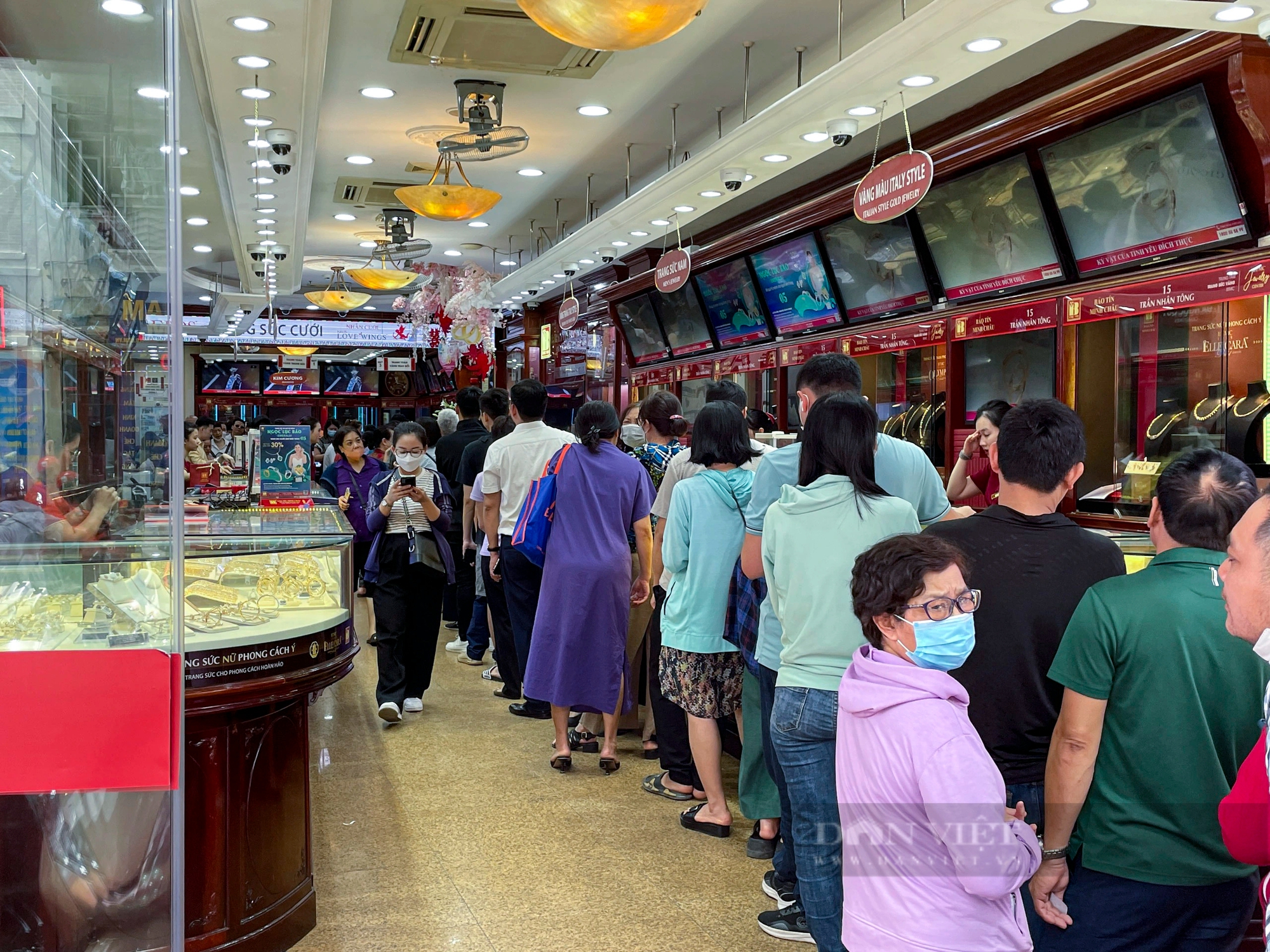 Tiệm vàng ở Hà Nội quá tải từ khi chưa mở quầy giao dịch, khách hàng bị giới hạn mua tối đa 2 cây - Ảnh 12.