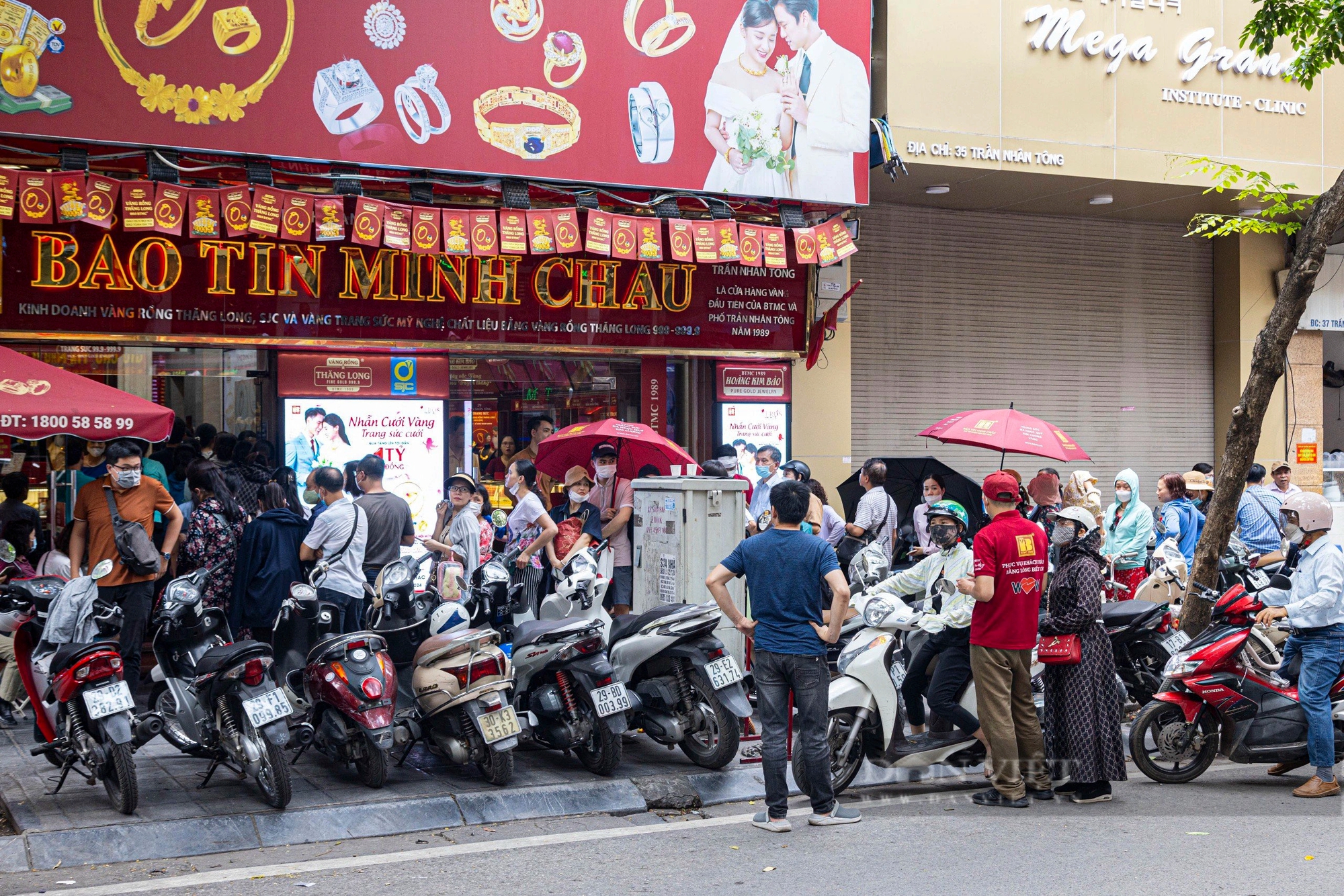 Tiệm vàng ở Hà Nội quá tải từ khi chưa mở quầy giao dịch, khách hàng bị giới hạn mua tối đa 2 cây - Ảnh 1.