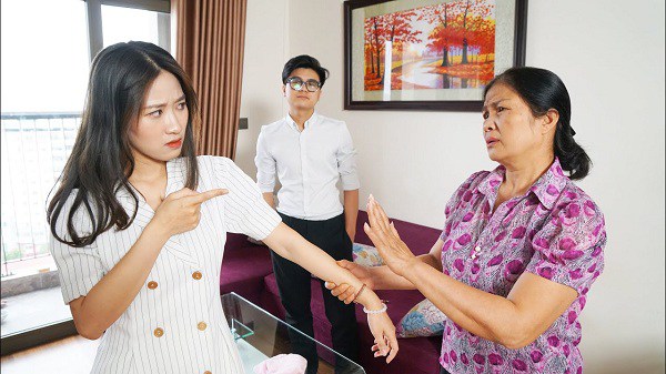 Mẹ chồng kiểm tra vali con dâu ngay trước giờ đi công tác, bẻ cả bánh xe để xem “giấu cái gì bên trong”- Ảnh 2.