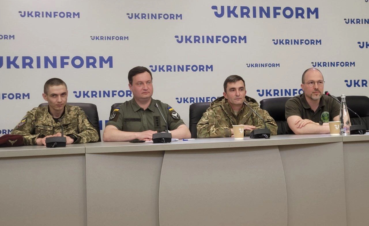 Nghẹt thở vụ lính Nga liều mình giải cứu 2 lính dù Ukraine bị thương nặng ở Lugansk - Ảnh 1.