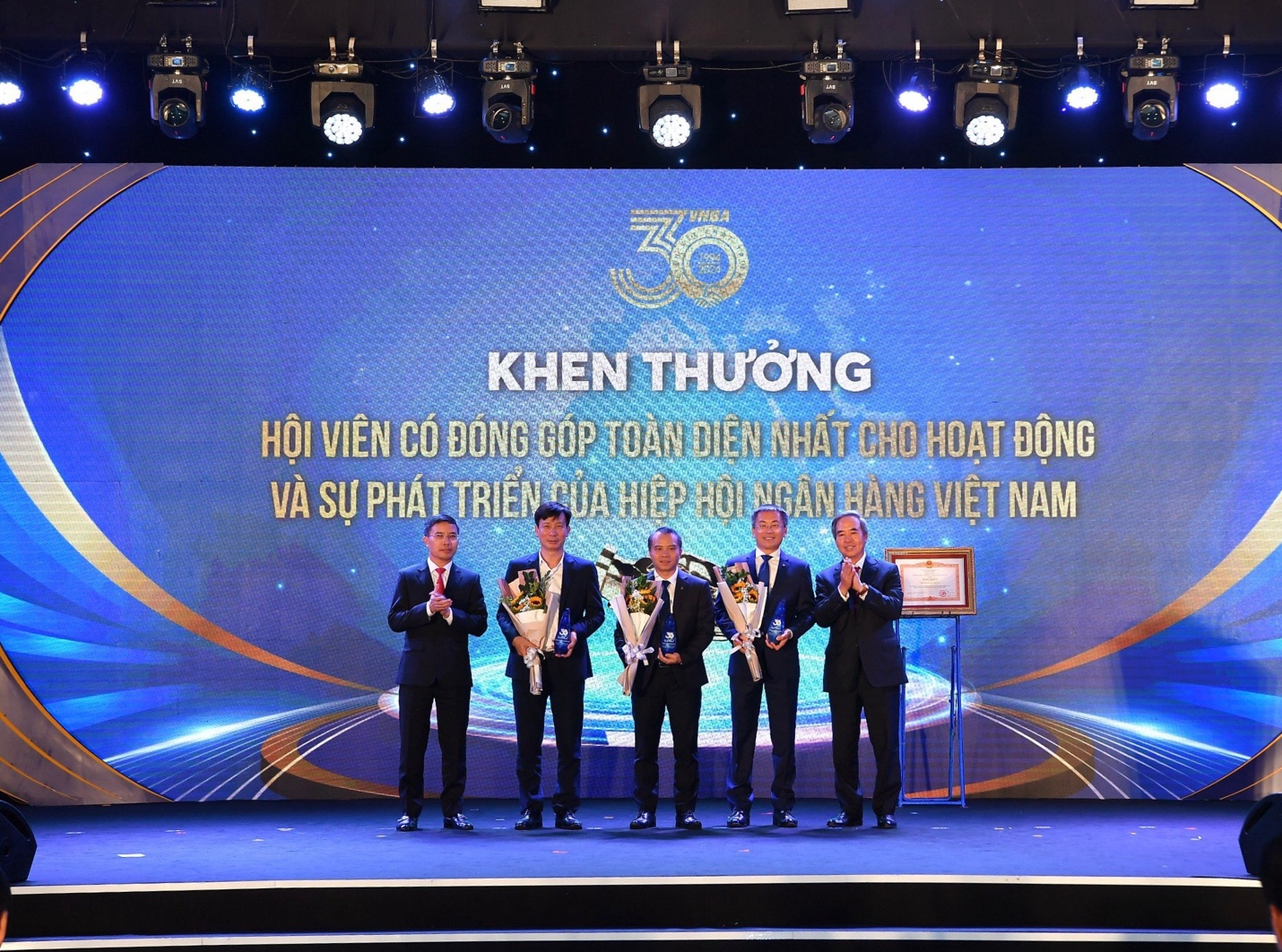 Vietcombank dẫn đầu ngành ngân hàng tại ba cuộc thi của Hiệp hội Ngân hàng Việt Nam- Ảnh 1.