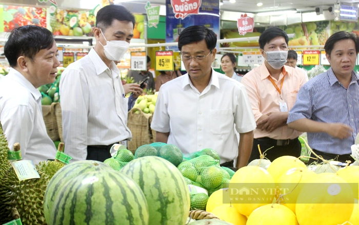 Ngành nông nghiệp phối hợp kết nối cung cầu giữa doanh nghiệp thu mua, chế biến, phân phối nông sản trực tiếp với nông dân, HTX. Ảnh: Việt Dũng