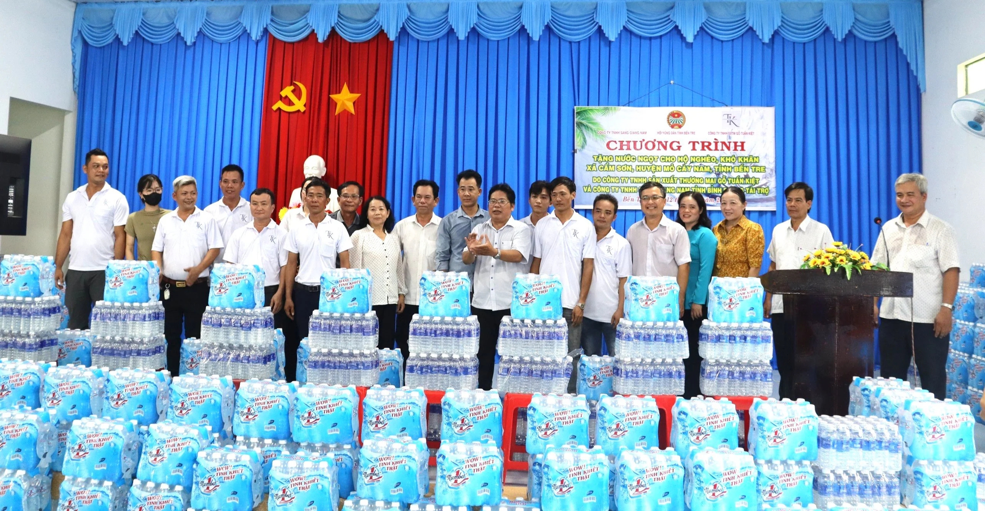 Hội Nông dân tỉnh Bến Tre trao tặng nước ngọt cho nông dân có hoàn cảnh khó khăn- Ảnh 1.
